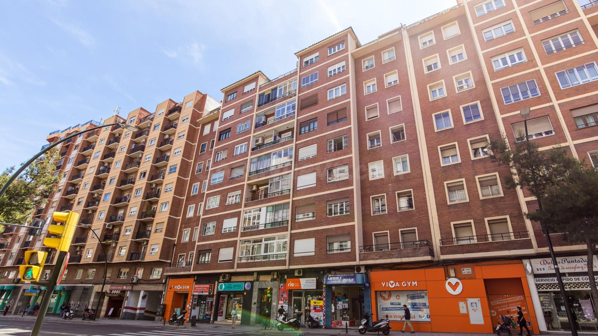 Piso en venta en Camino de las Torres, perfecto para vivir o - foto 2