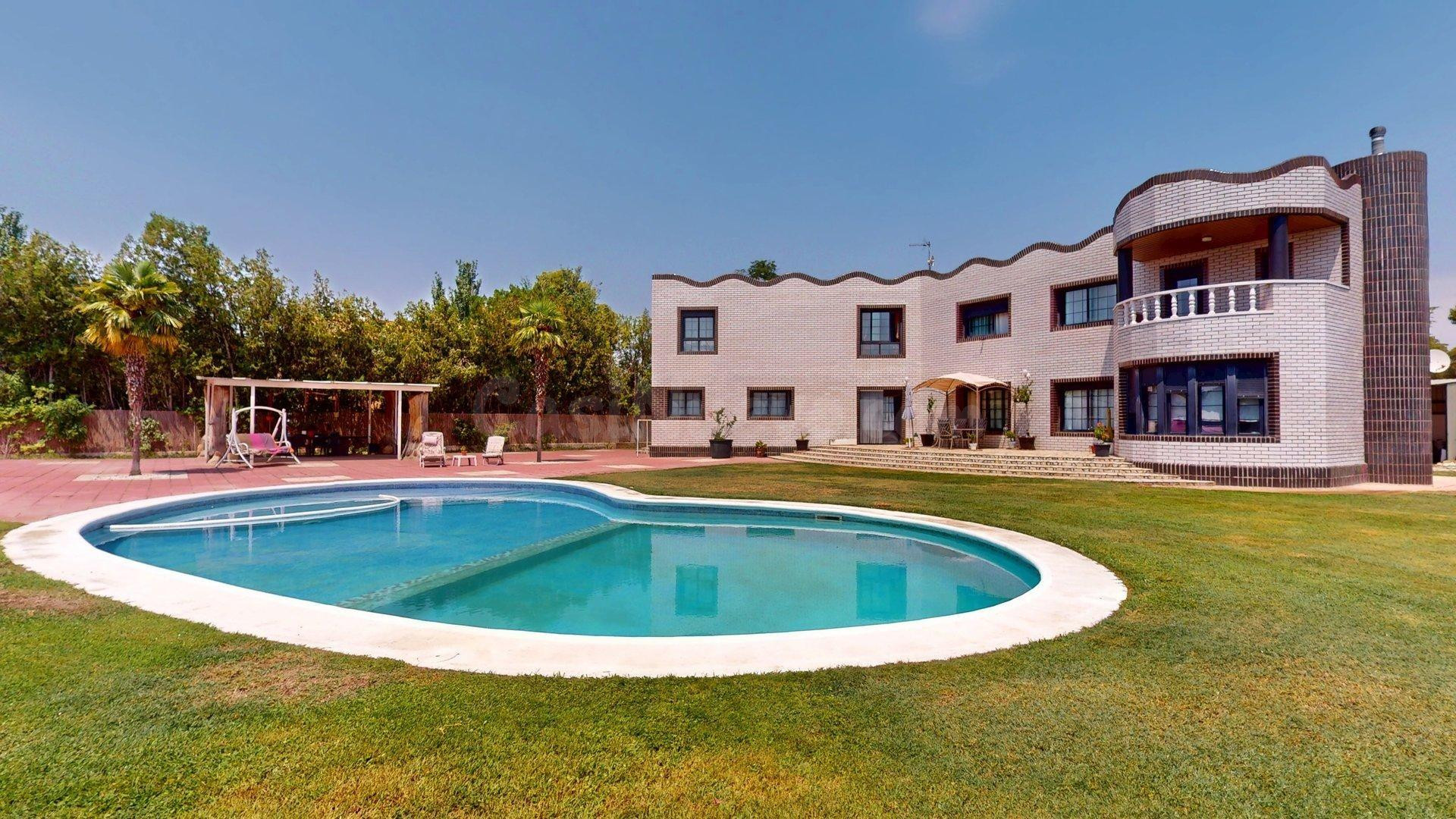 Chalet independiente con piscina y 2.660 m2 de parcela en Ga - foto 2