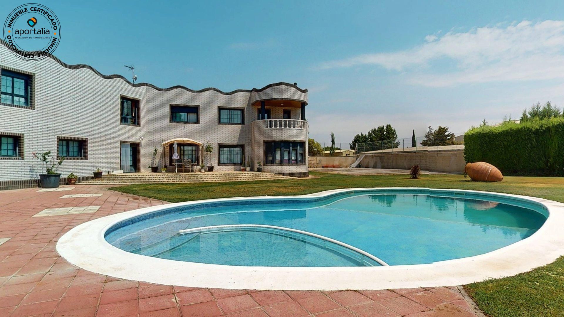 Chalet independiente con piscina y 2.660 m2 de parcela en Ga - foto 3
