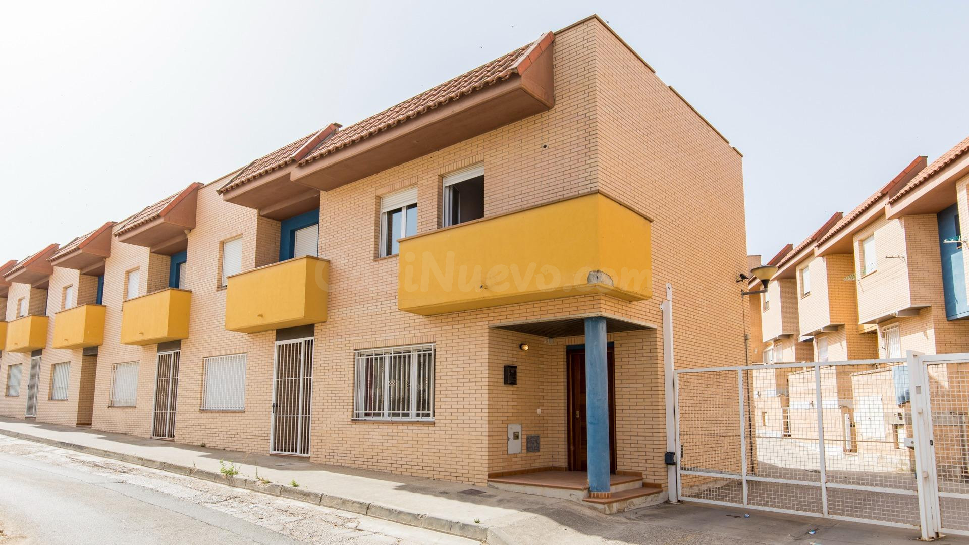 Chalet adosado en venta en Épila con 3 dormitorios, patio y 