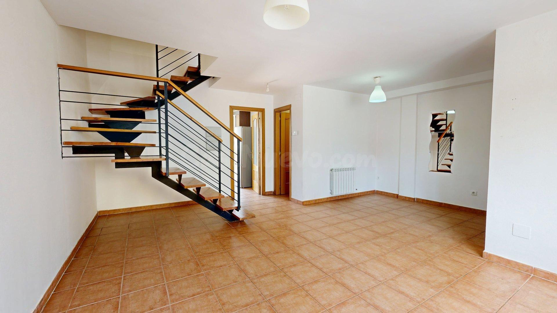 Chalet adosado en venta en Épila con 3 dormitorios, patio y  - foto 2