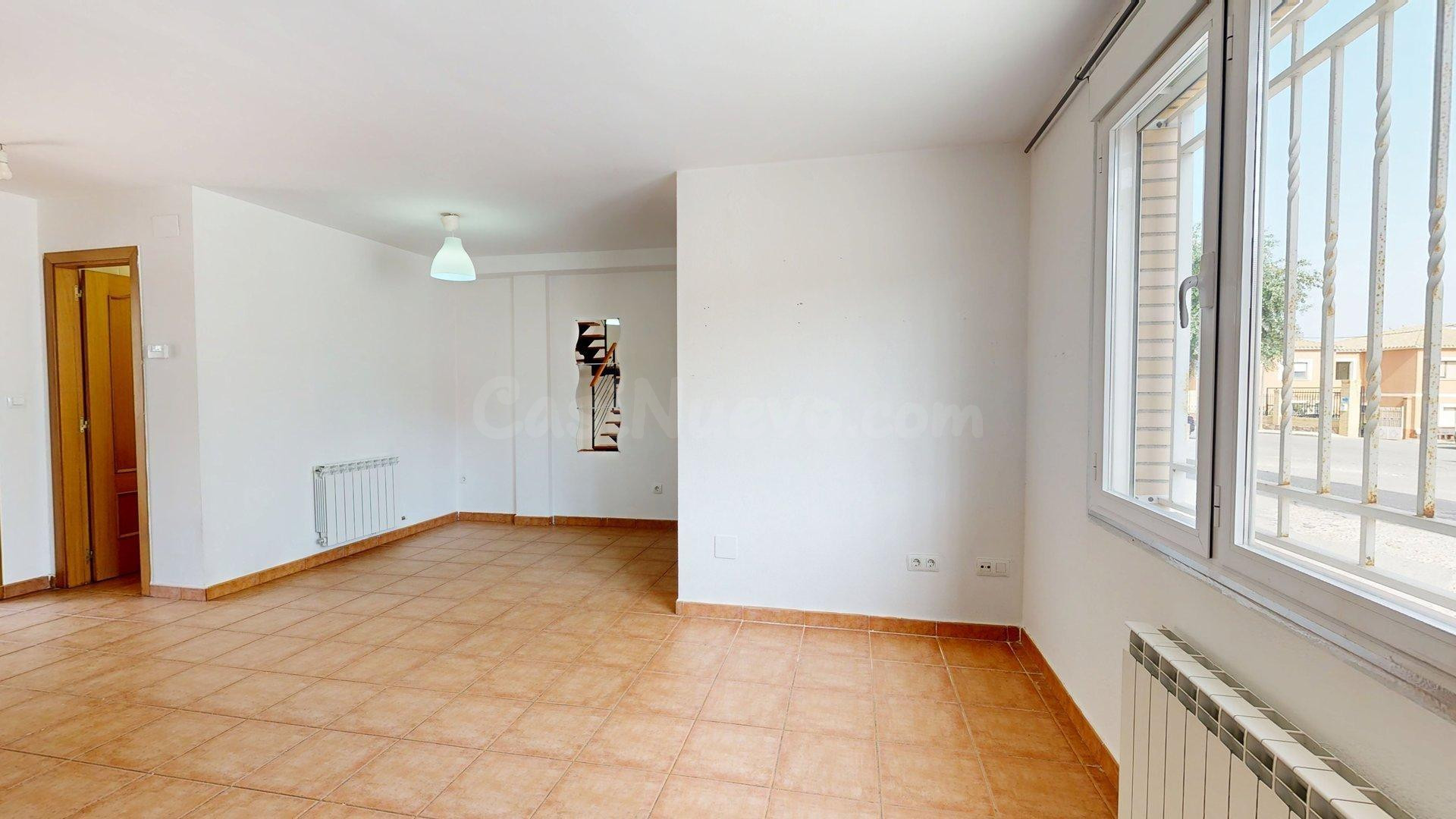 Chalet adosado en venta en Épila con 3 dormitorios, patio y  - foto 3
