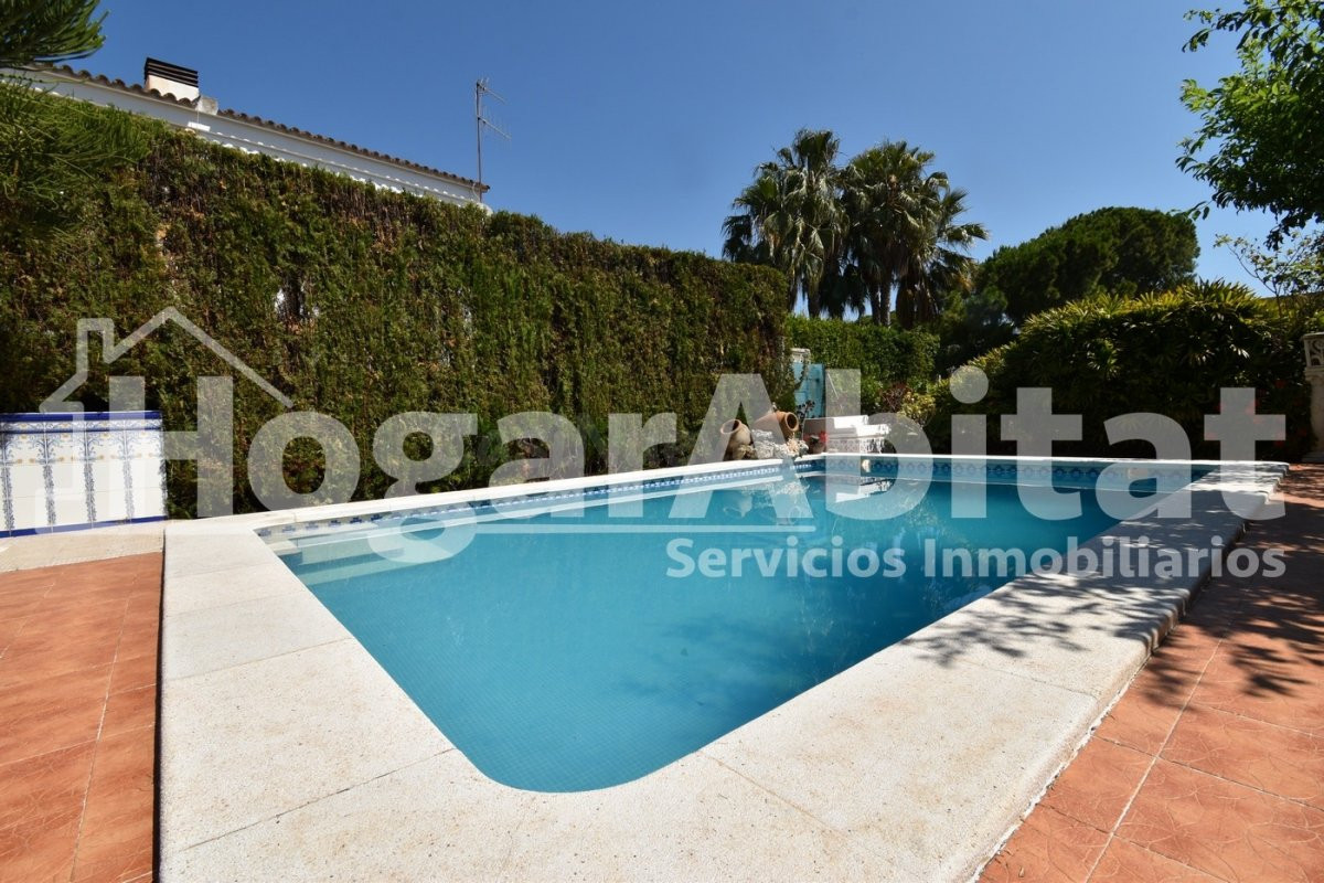 VILLA de 2 alturas con JARDÍN y PISCINA - foto 3
