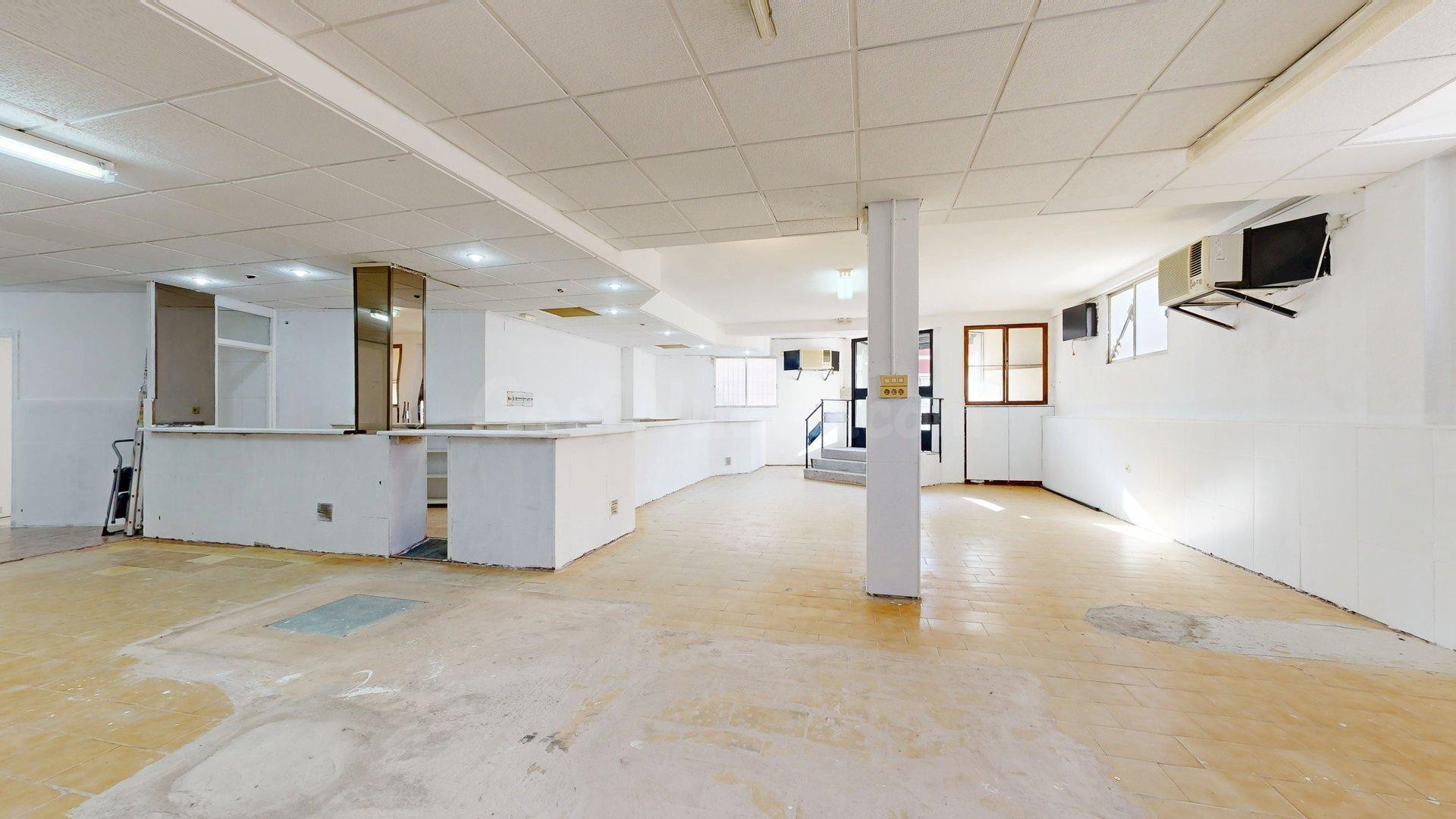 Local comercial en venta en Valdefierro: 162 m2 en esquina p