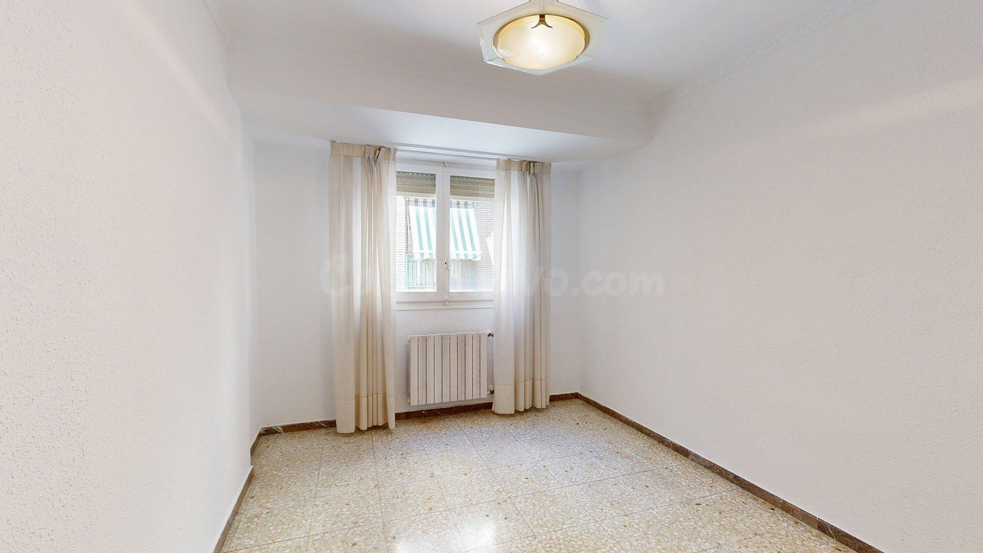 Piso en venta con terraza de 19 m2, trastero y garaje en Arr - foto 2