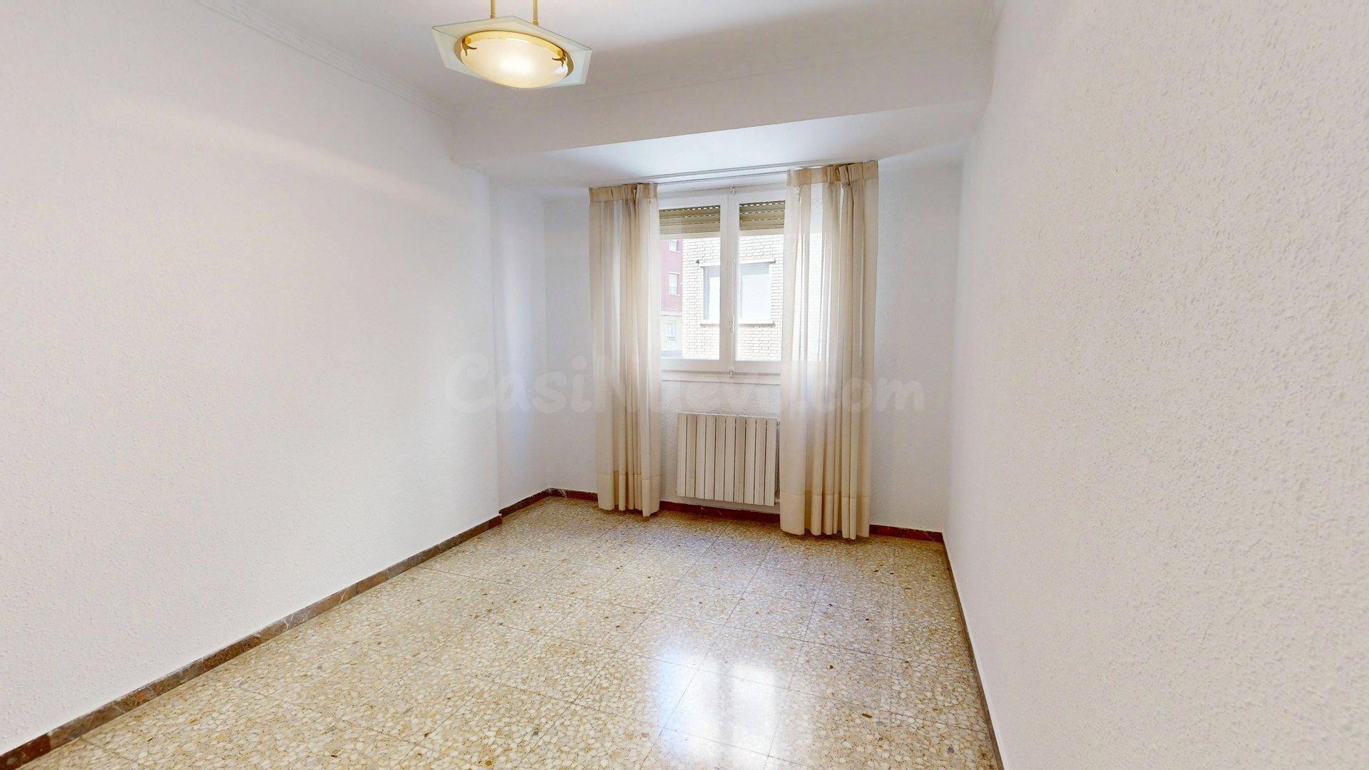 Piso en venta con terraza de 19 m2, trastero y garaje en Arr - foto 3