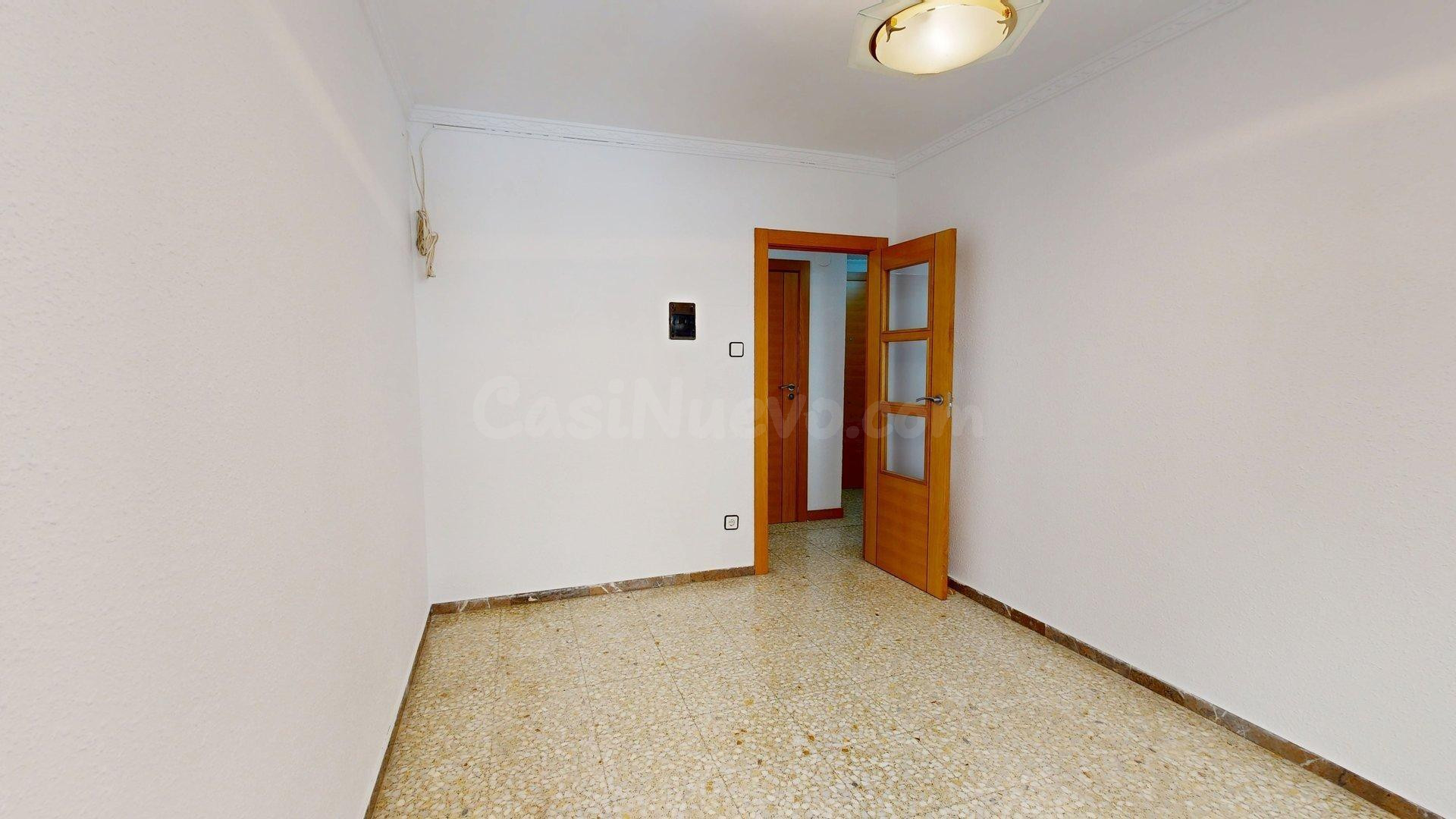 Piso en venta con terraza de 19 m2, trastero y garaje en Arr - foto 4