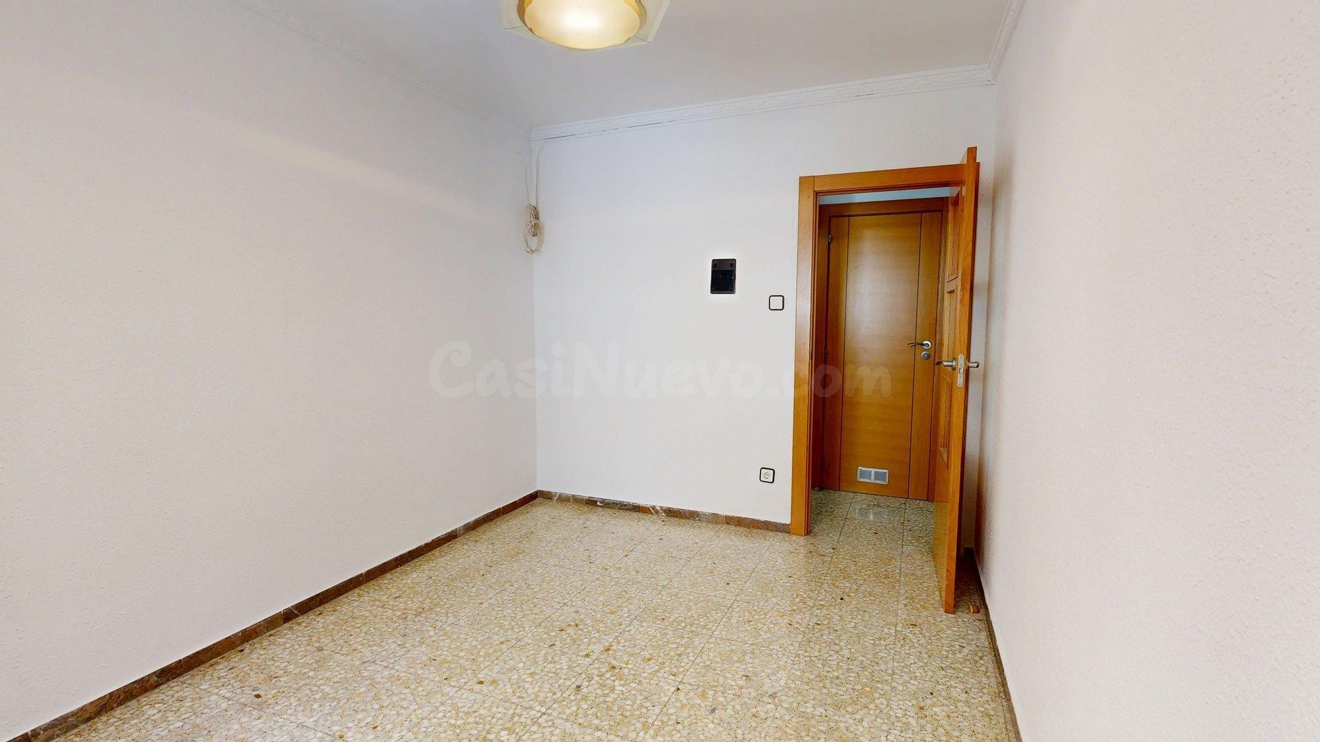 Piso en venta con terraza de 19 m2, trastero y garaje en Arr - foto 5