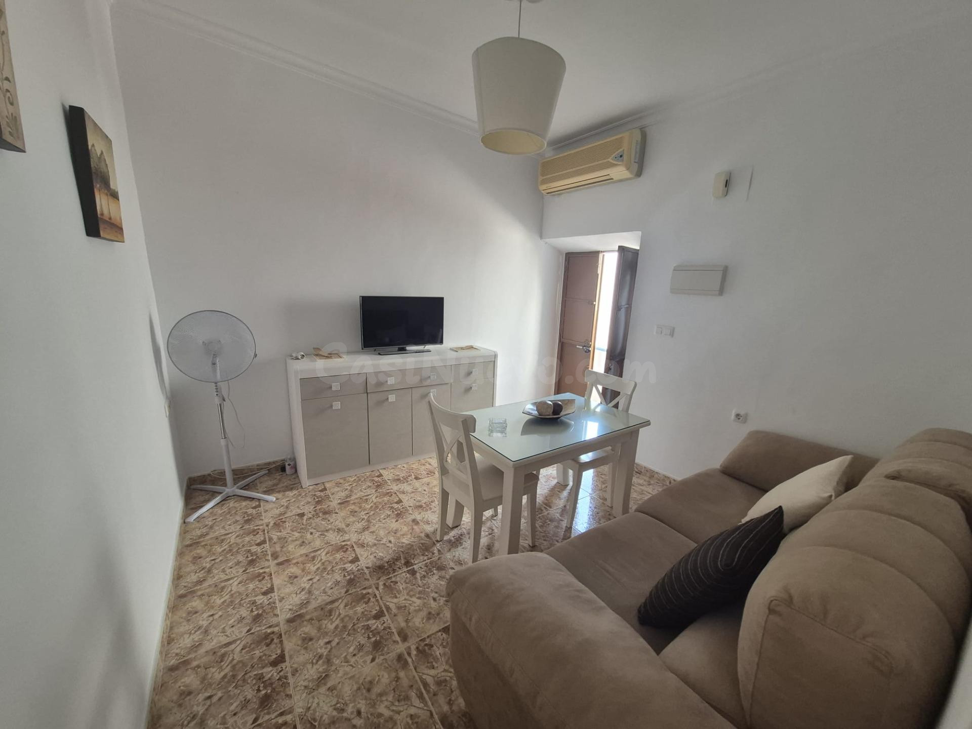 SE VENDE CASA EN PATIO DE VECINOS EN ZONA BARRIO BAJO - foto 4