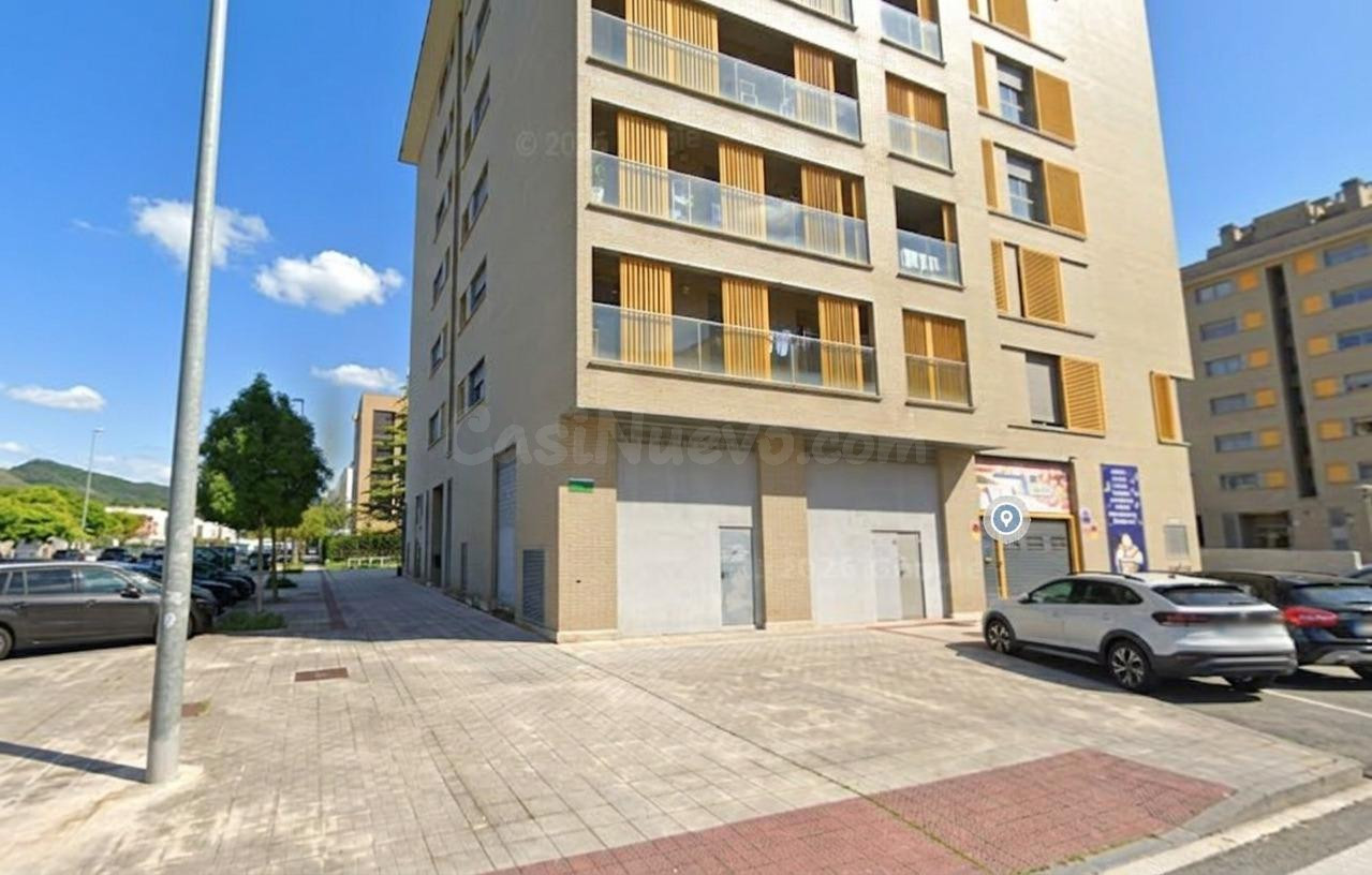 Local comercial en Sarriguren - foto 2