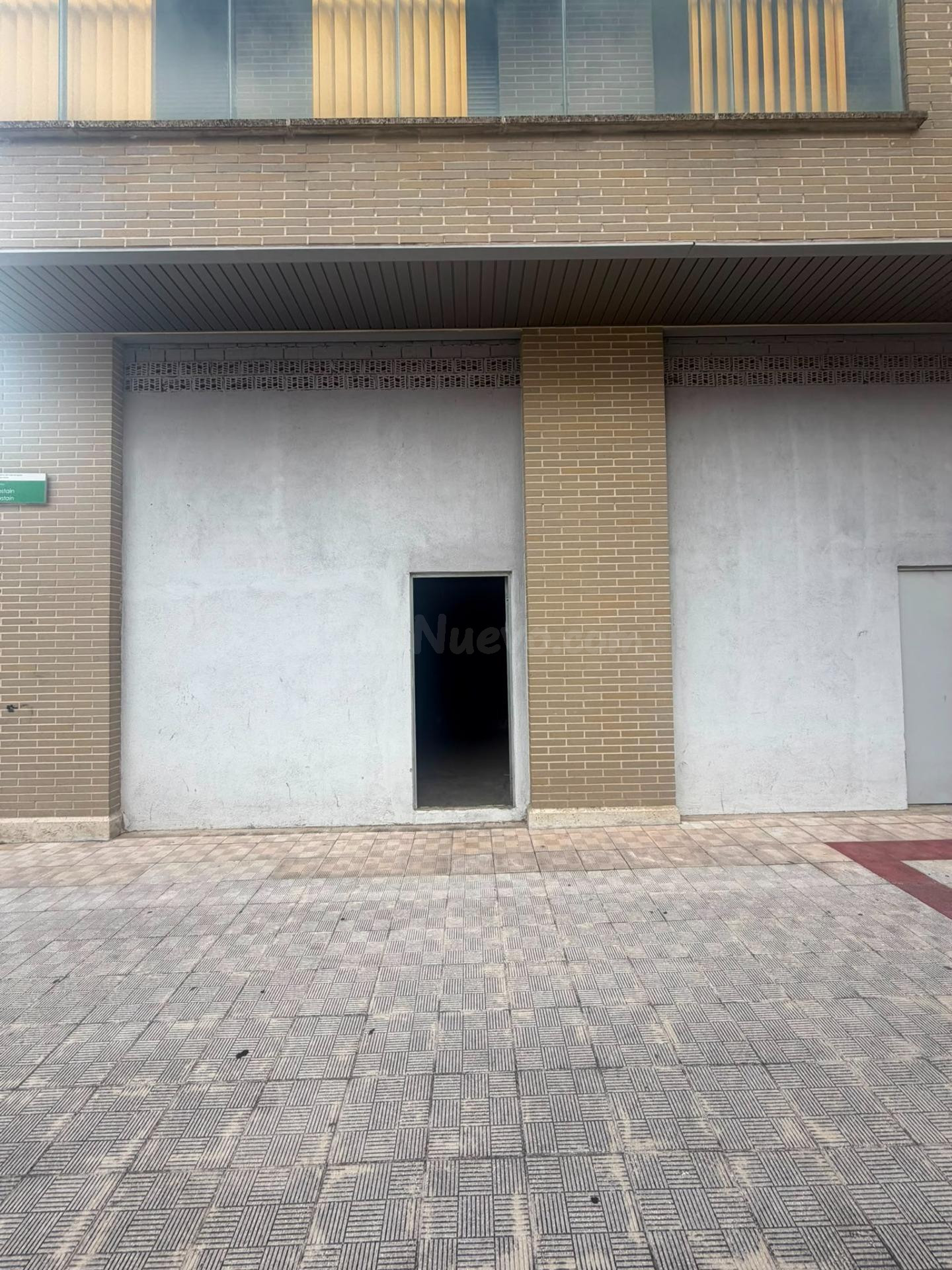 Local comercial en Sarriguren - foto 3