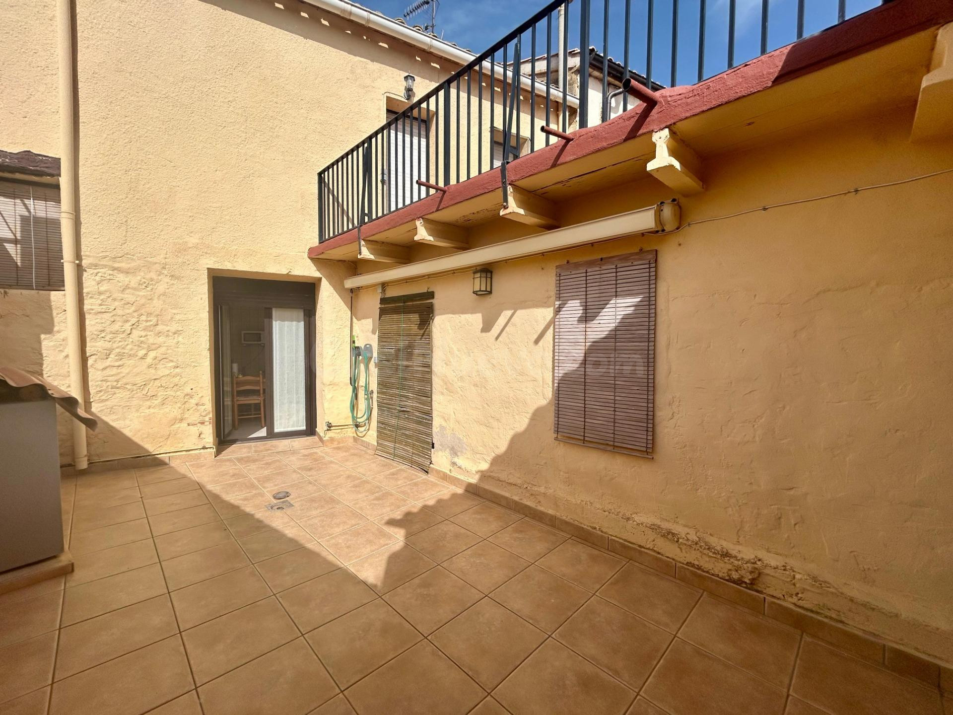 ¡Casa de pueblo con patio, txoko, terraza y mucho potencial!