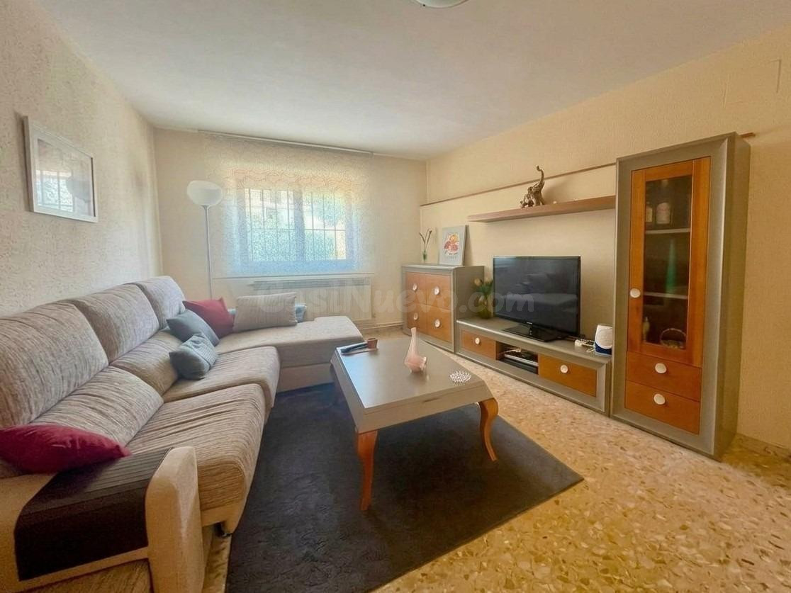 ¡Casa de pueblo con patio, txoko, terraza y mucho potencial! - foto 3