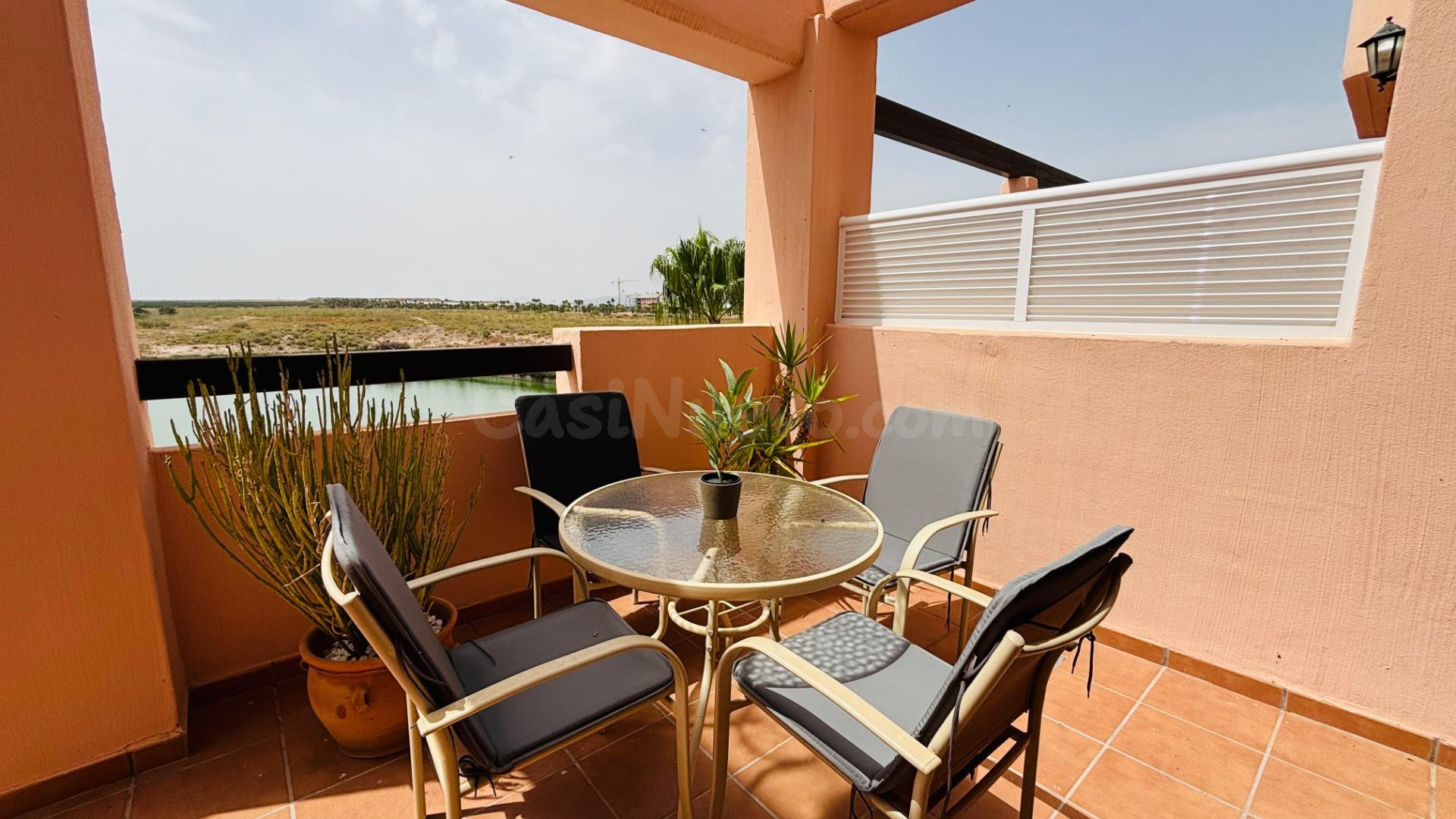 Apartamento con orientación sur, vistas al lago y piscina co