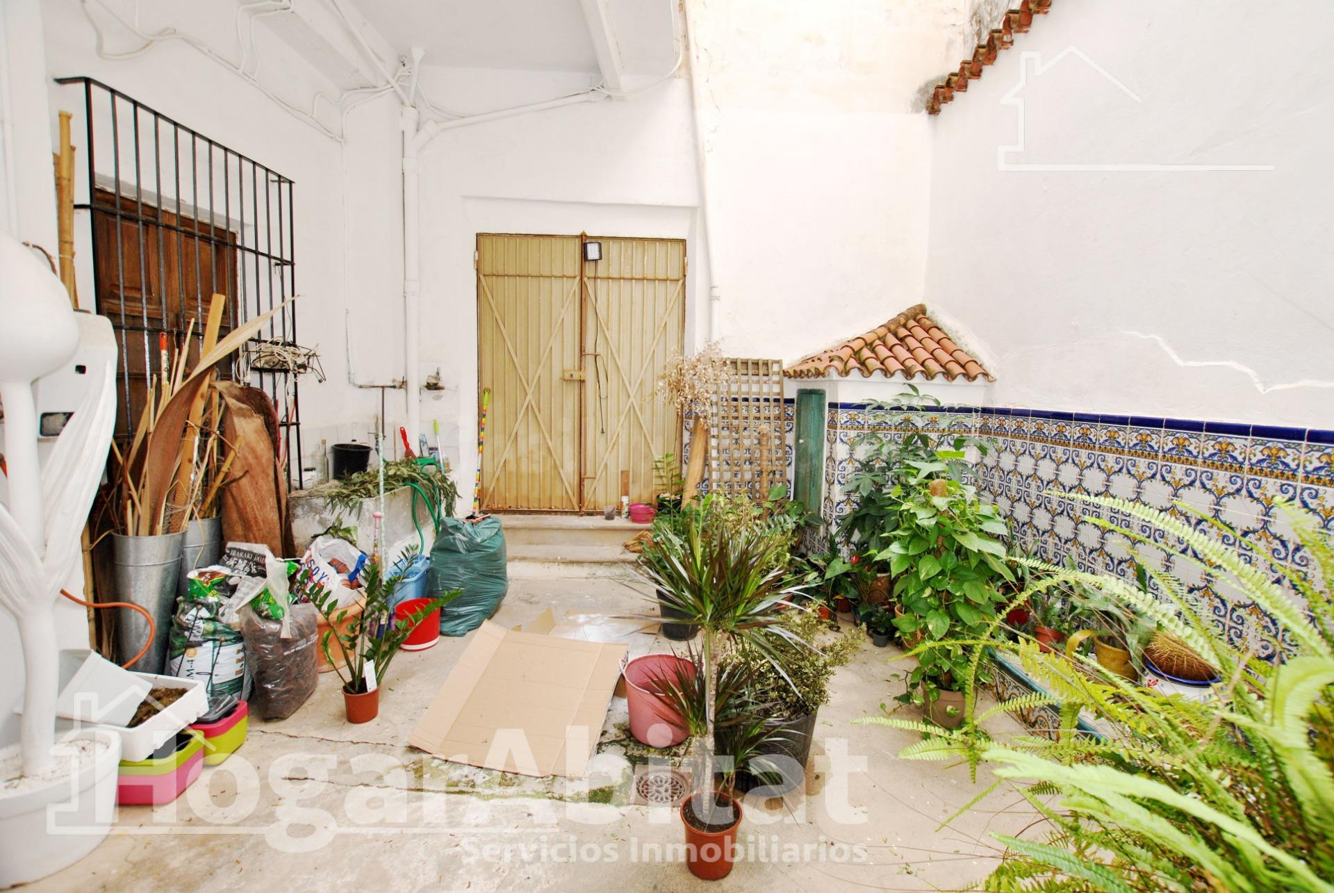 AMPLIA CASA ESQUINERA CON TERRAZA Y TRASTERO EN EL CENTRO - foto 5