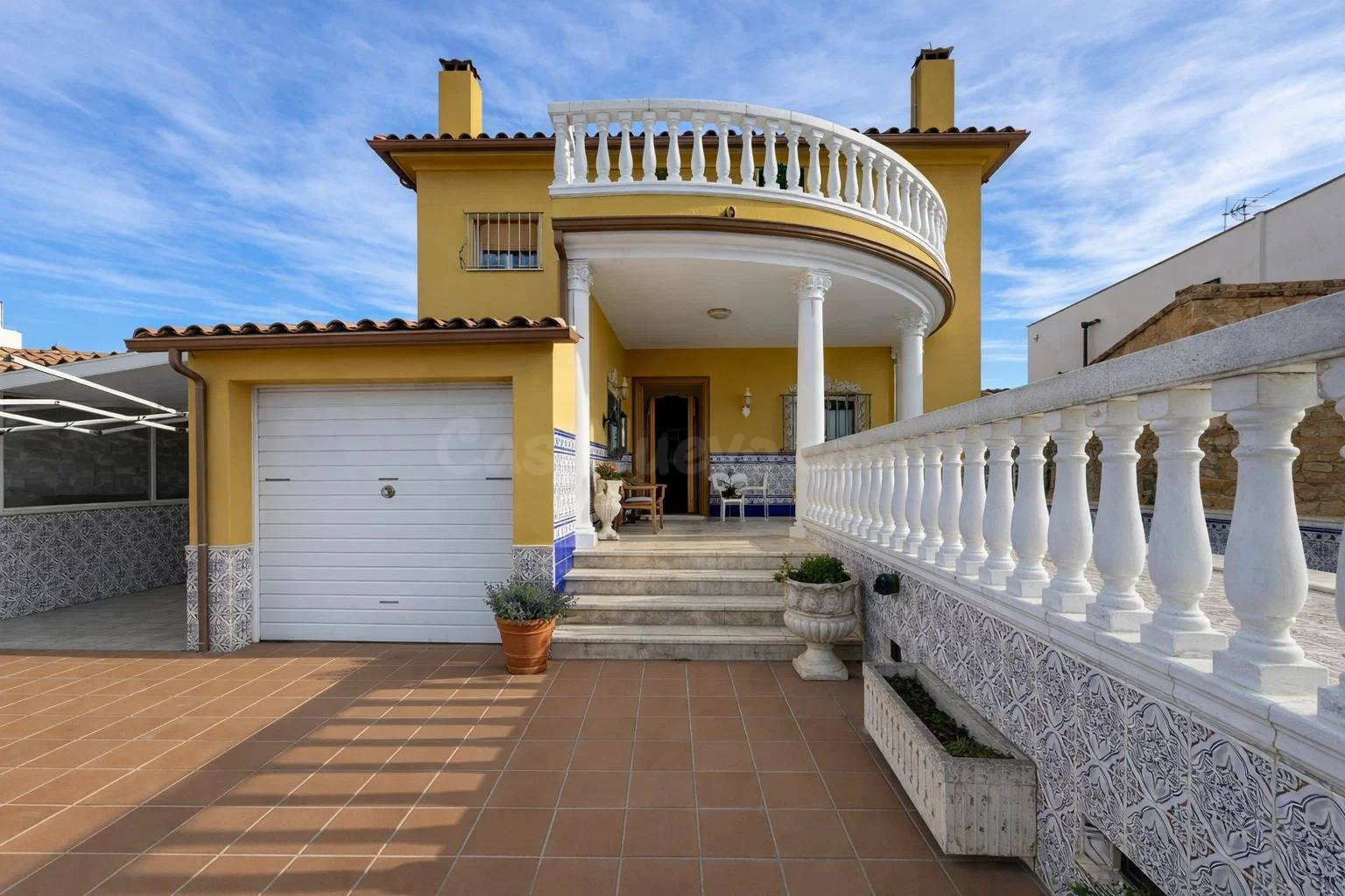Casa unifamiliar con jardín y piscina en la urbanización Mas