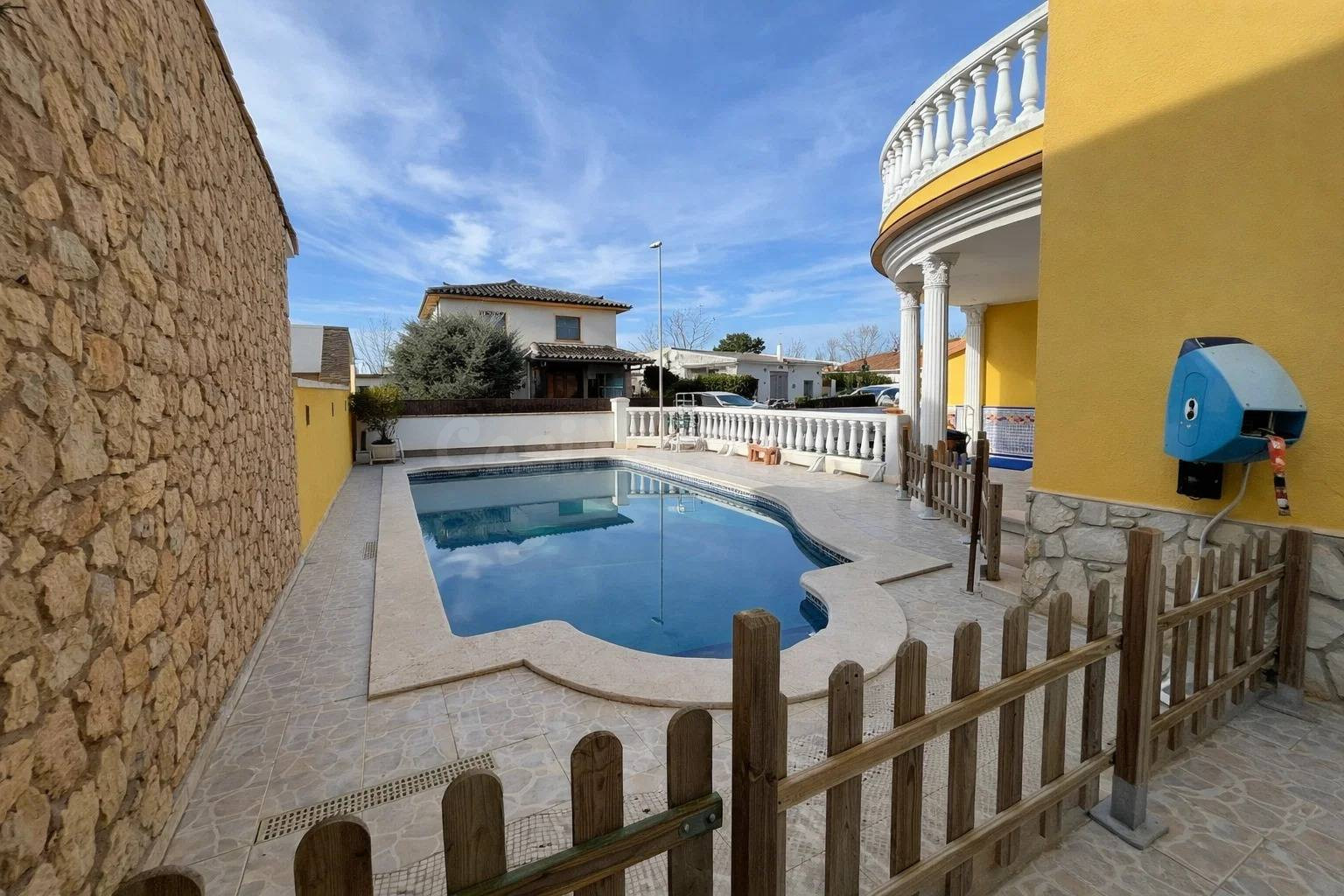 Casa unifamiliar con jardín y piscina en la urbanización Mas - foto 2