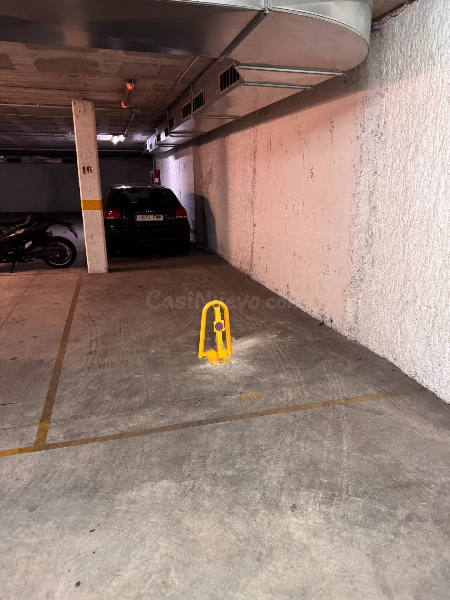 Parking en La Bòvila. Olvídate de dar vueltas.