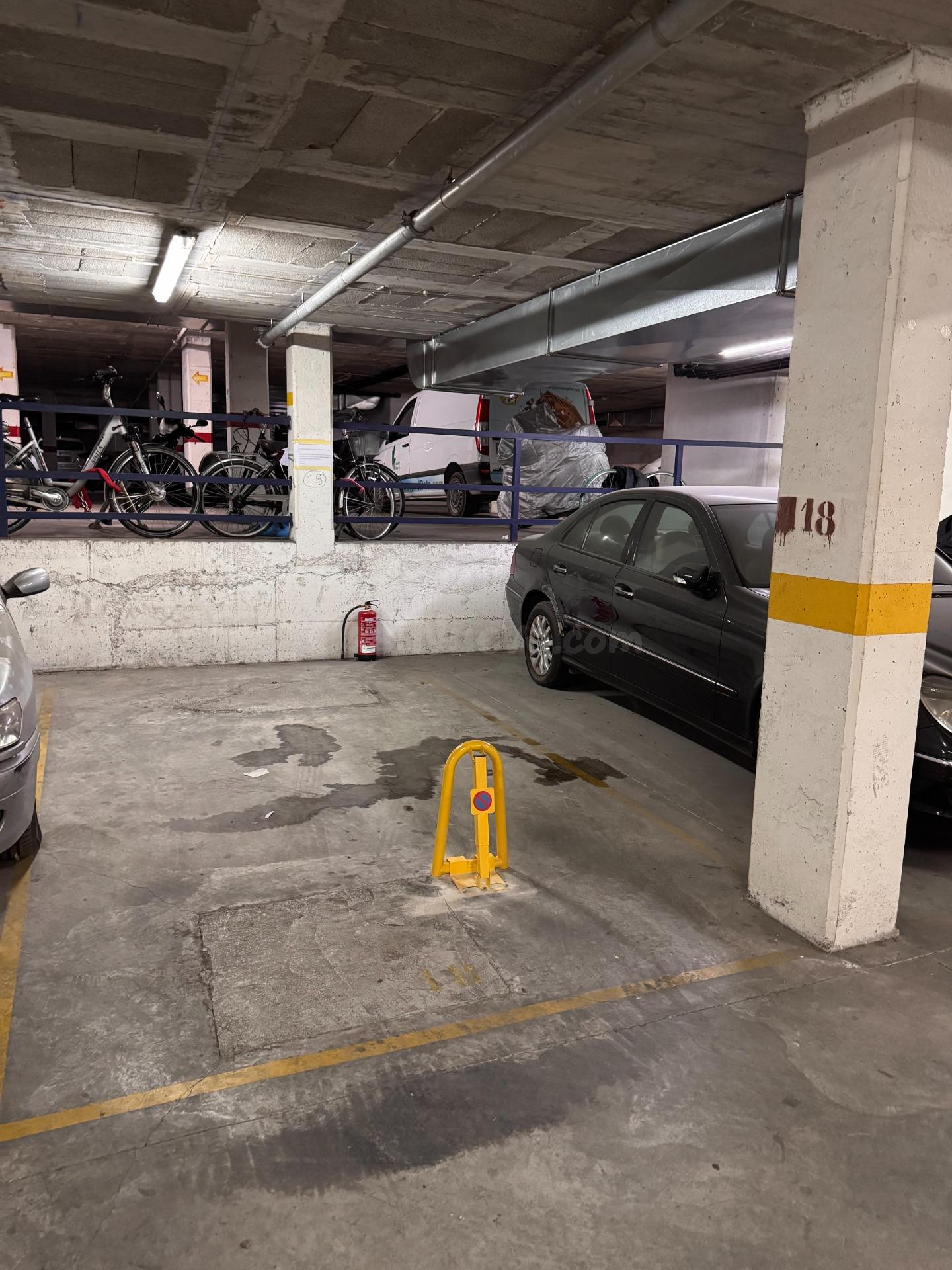 Parking en La Bòvila. Olvídate de dar vueltas.