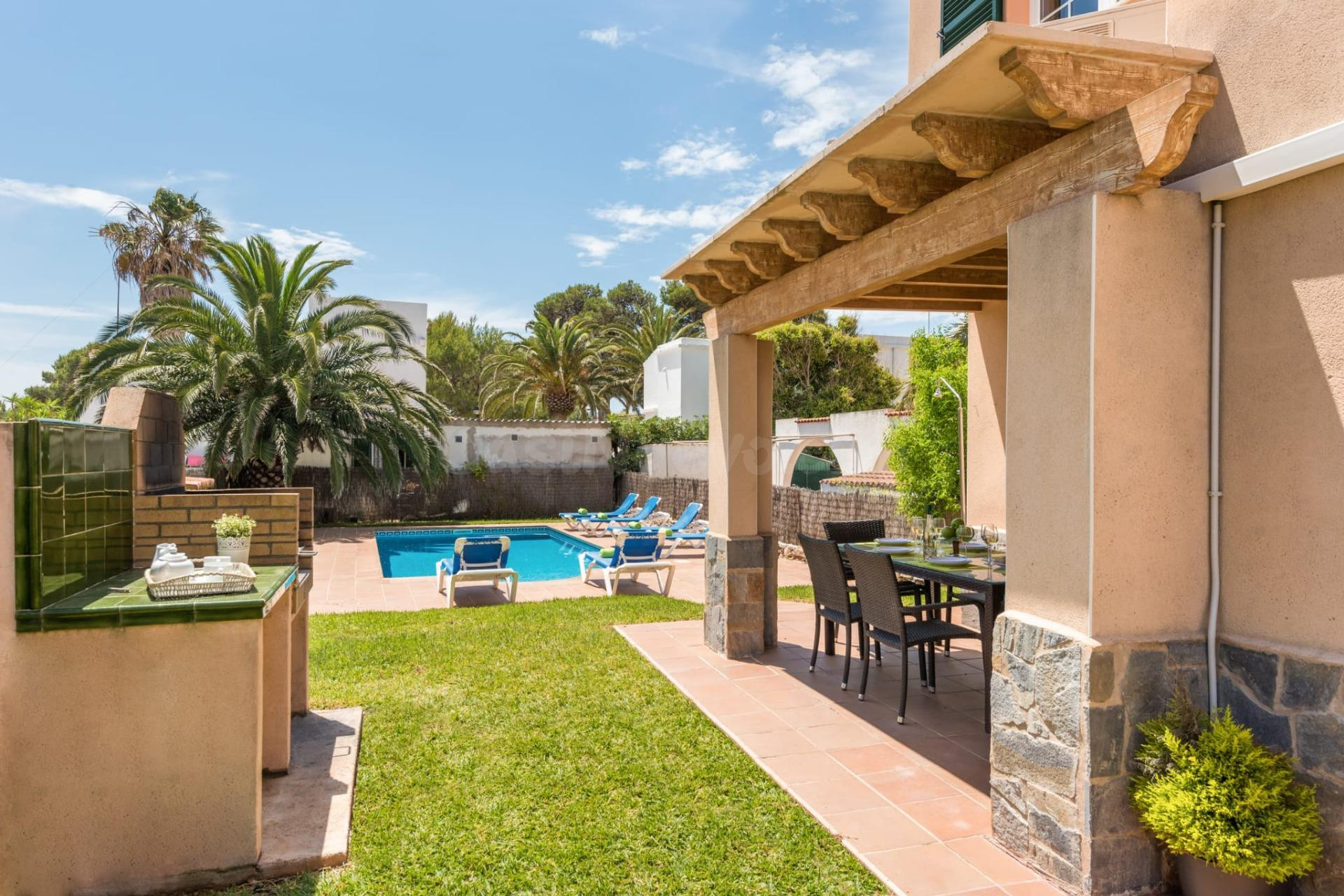 Chalet con Licencia Turística en Cala Blanca: Piscina y a 30 - foto 2