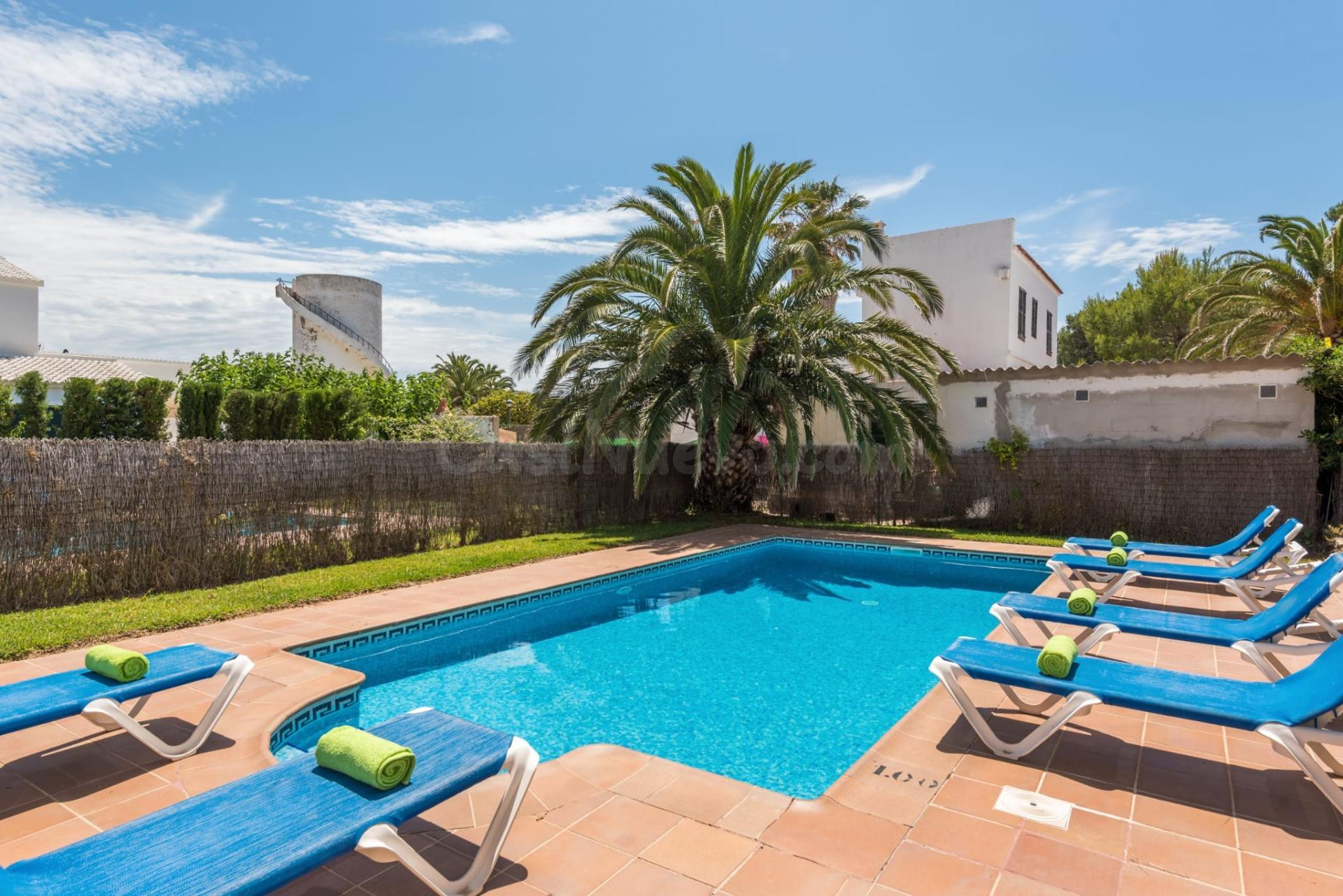 Chalet con Licencia Turística en Cala Blanca: Piscina y a 30 - foto 3