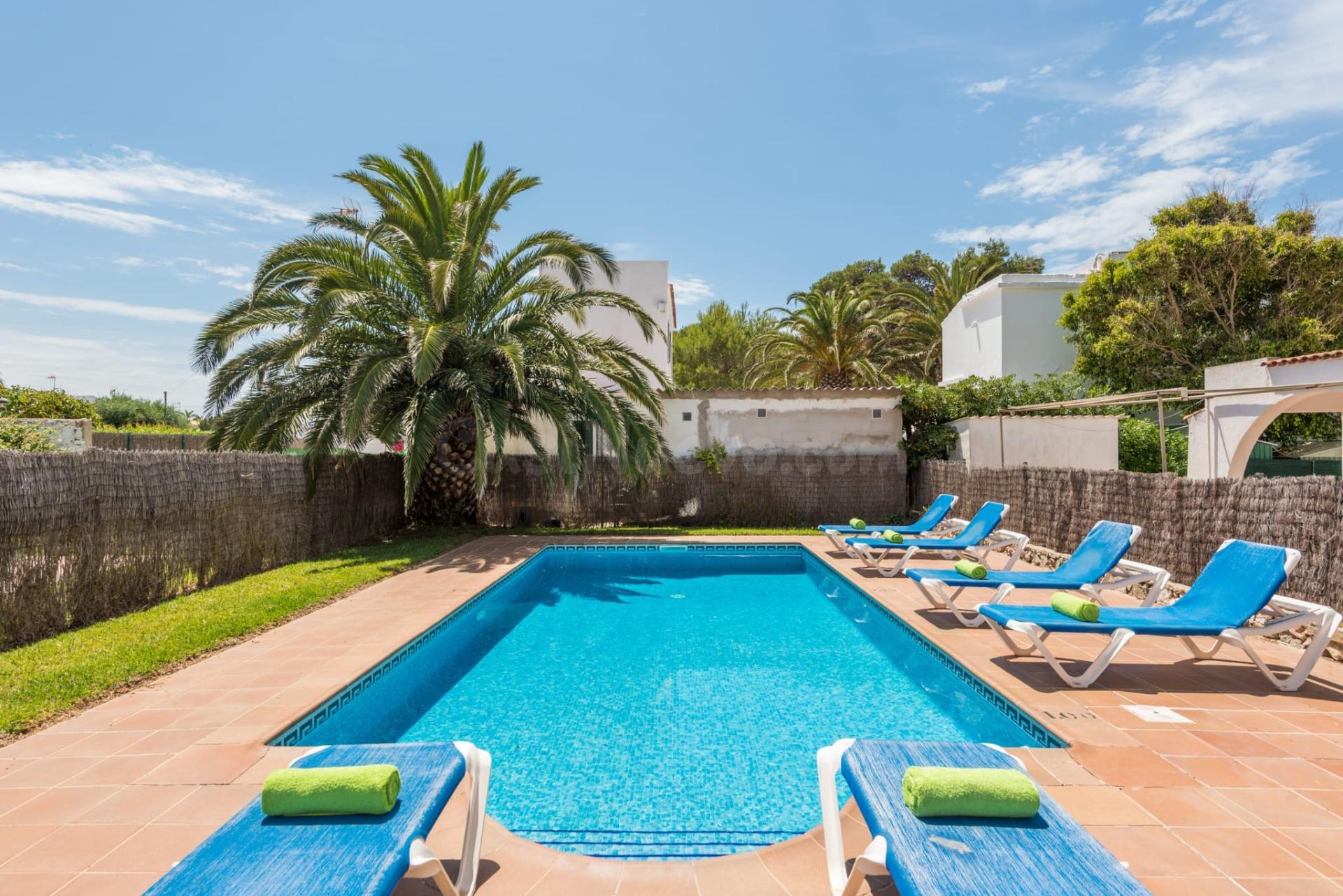Chalet con Licencia Turística en Cala Blanca: Piscina y a 30 - foto 4