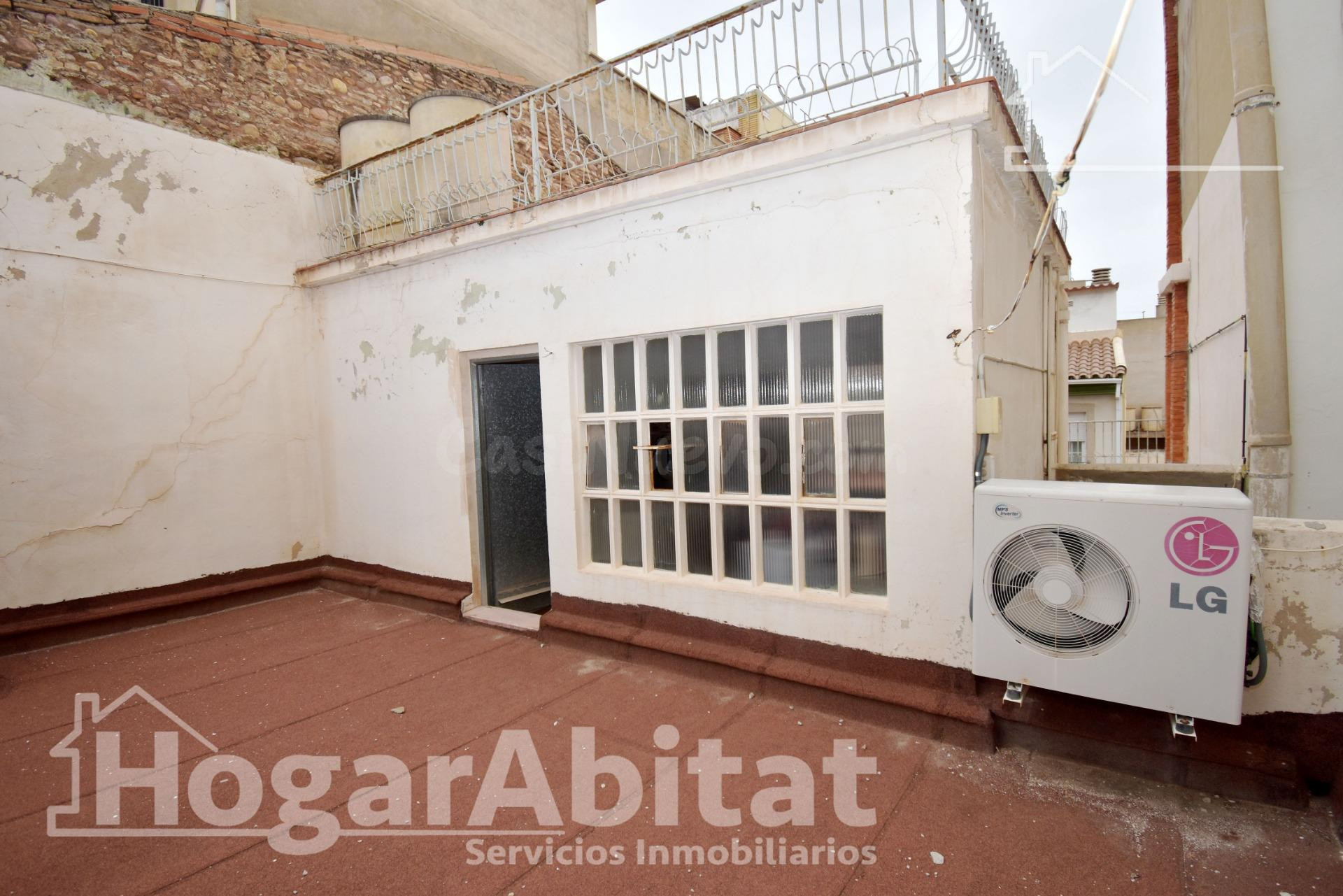 CASA SEMIREFORMADA CON GARAJE Y DOS TERRAZAS, EN EL CENTRO