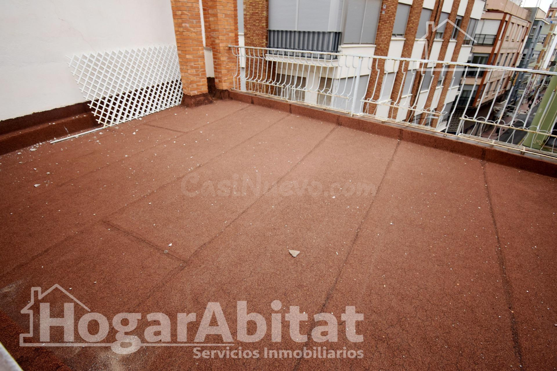 CASA SEMIREFORMADA CON GARAJE Y DOS TERRAZAS, EN EL CENTRO - foto 2