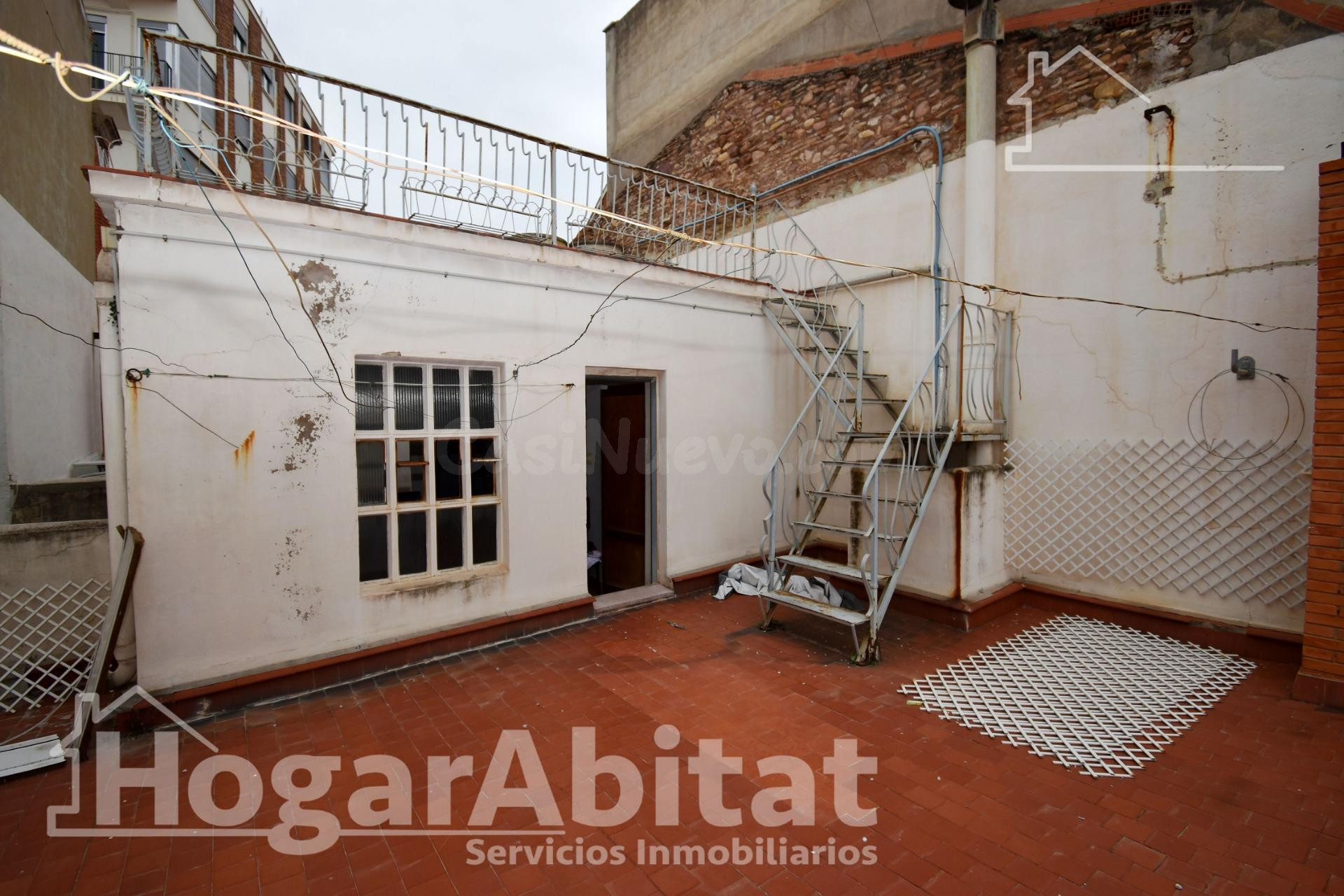 CASA SEMIREFORMADA CON GARAJE Y DOS TERRAZAS, EN EL CENTRO - foto 3
