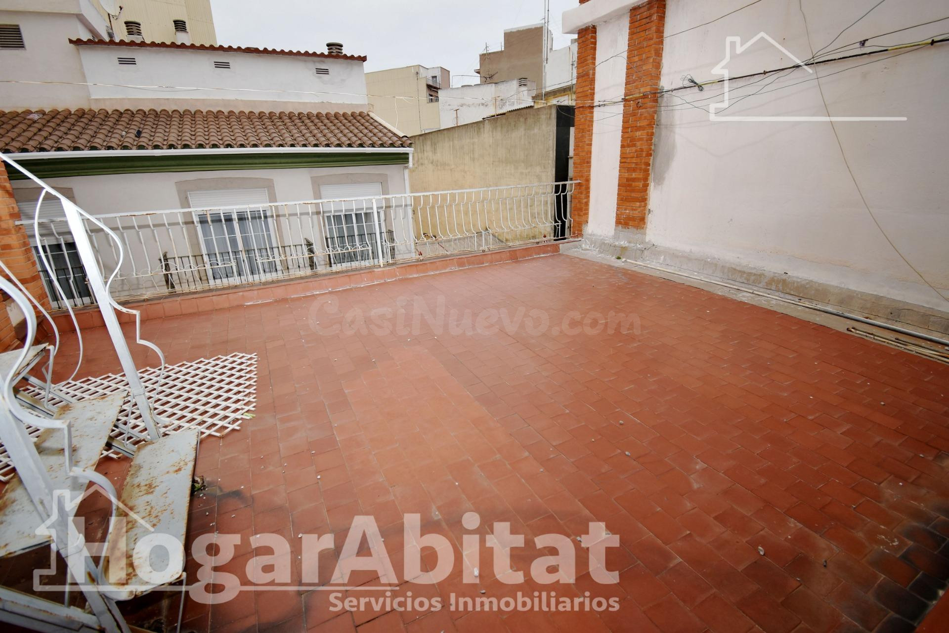 CASA SEMIREFORMADA CON GARAJE Y DOS TERRAZAS, EN EL CENTRO - foto 4