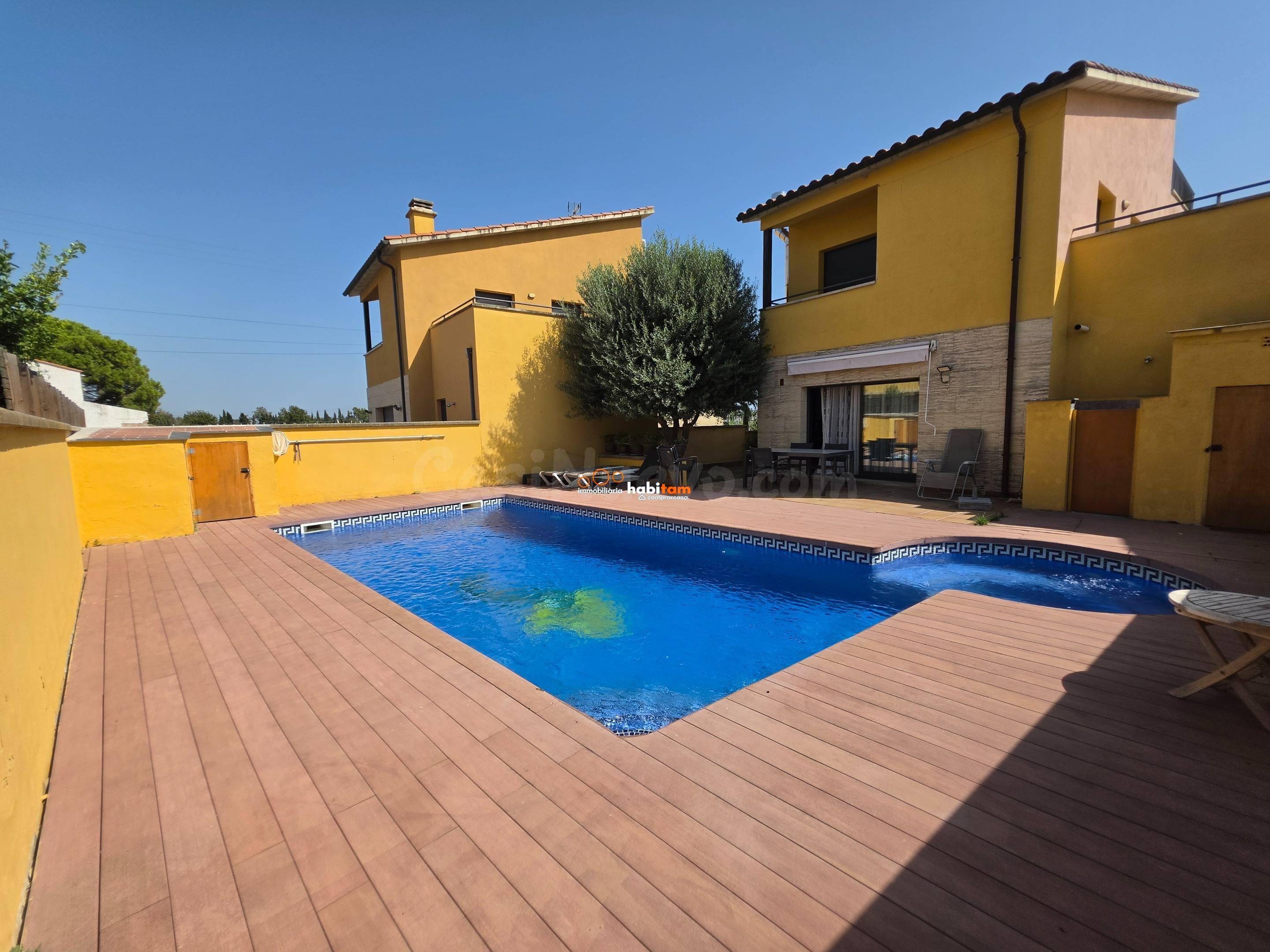 Casa con piscina, terrazas y vistas al mar en Bon Relax, San