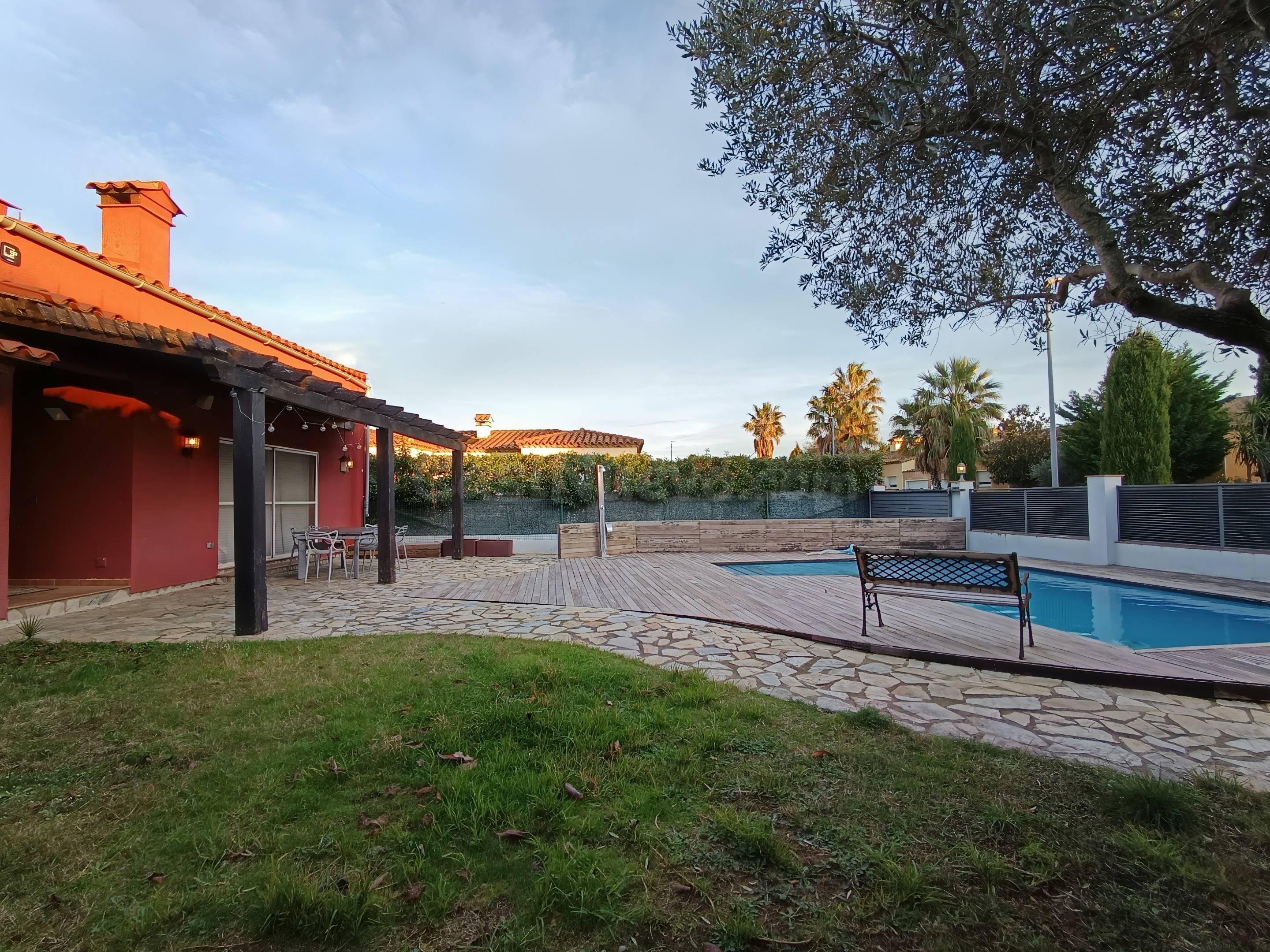Casa Chalet con Jardín, Piscina y Ascensor en Entorno Exclus - foto 2