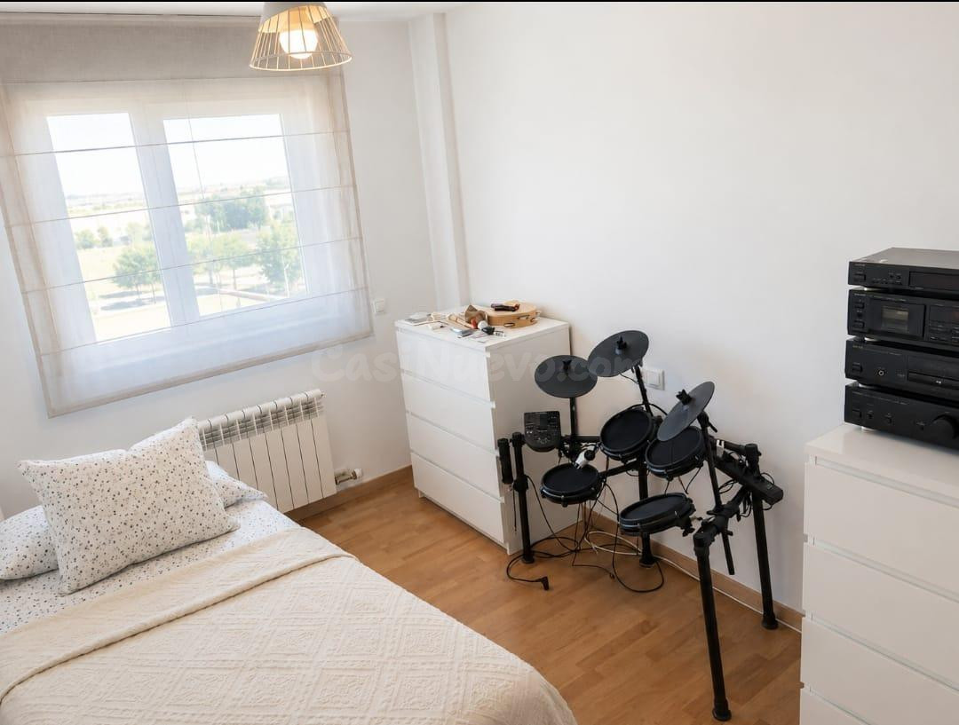 AMPLIO PISO DE 4 habitaciones Y 2 BAÑOS EN LA ZONA DE RESTOL - foto 2