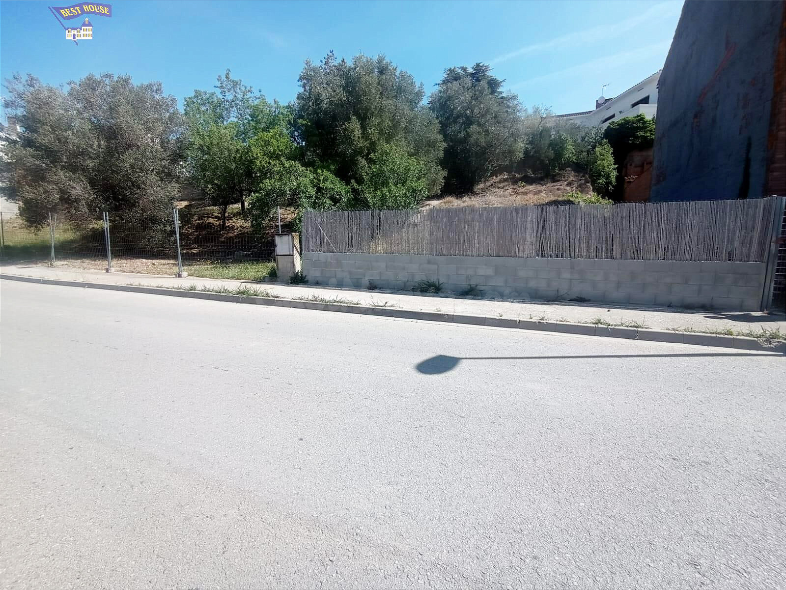 TERRENO URBANO PARA EDIFICAR A SOLO 3 MINUTOS DEL PUEBLO. ZO