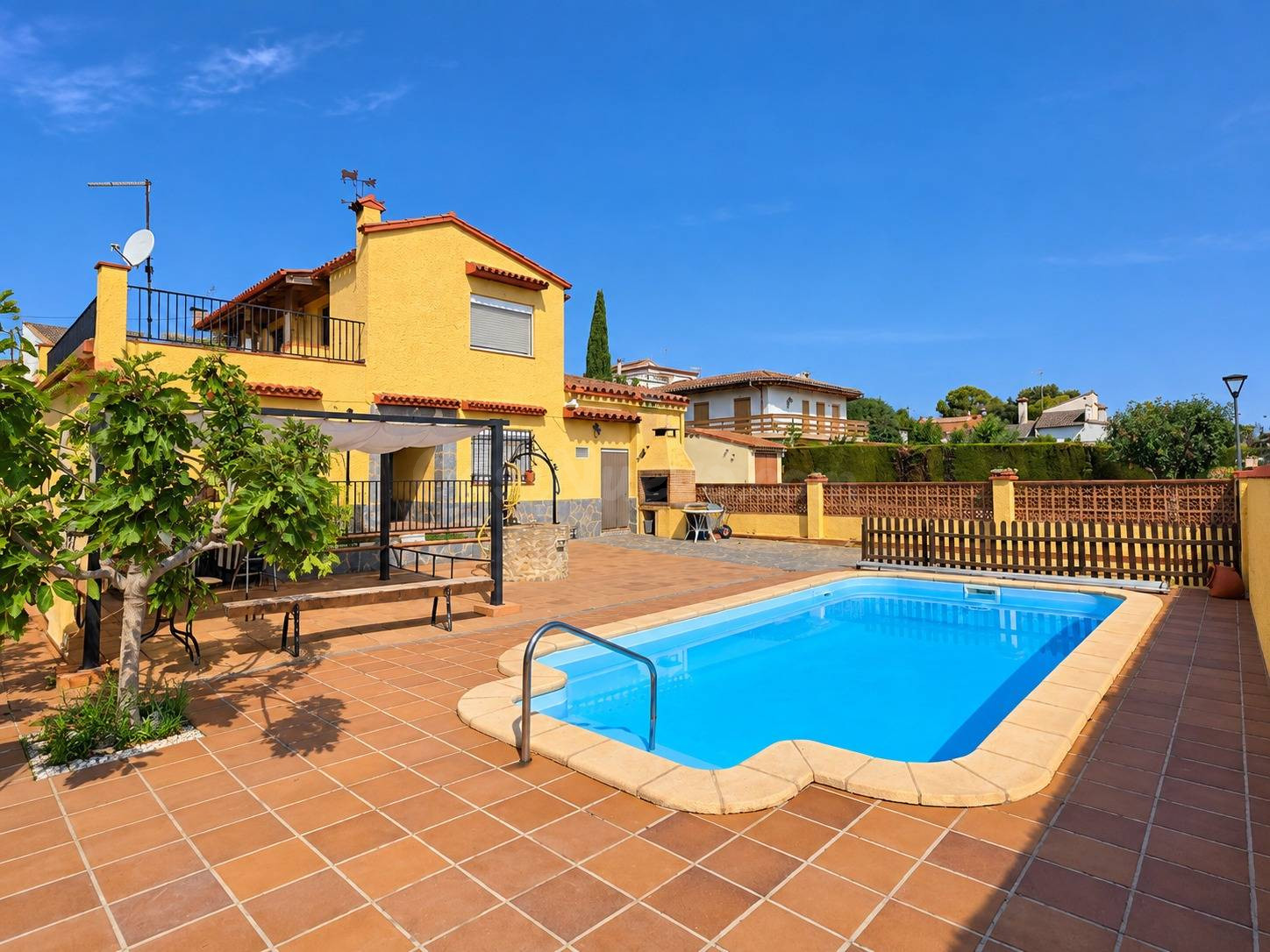 Casa con jardín y piscina en venta en Sant Miquel de Fluvià - foto 2
