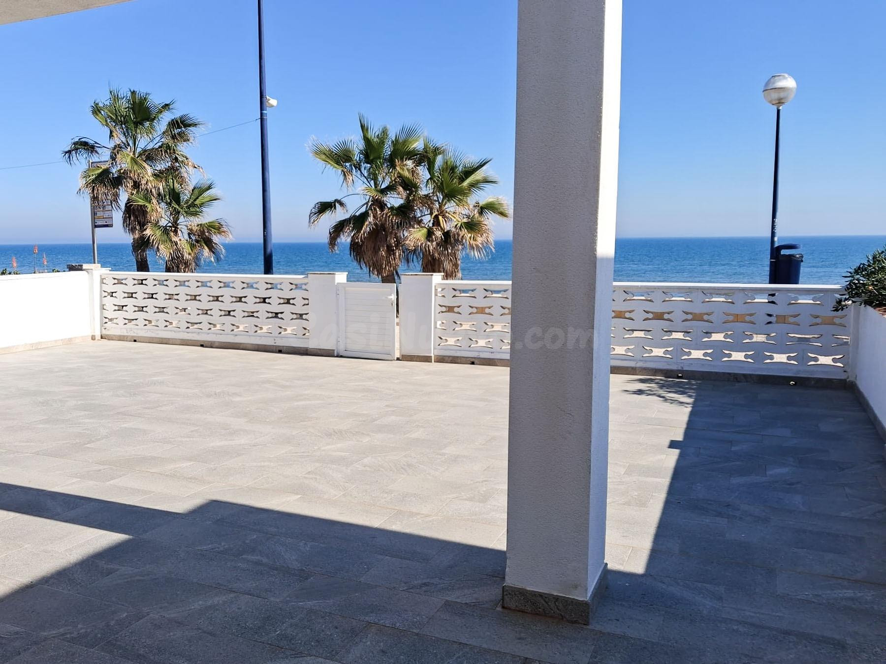 CHALET EN PLANTA BAJA SITUADO EN PRIMERA LÍNEA DE PLAYA