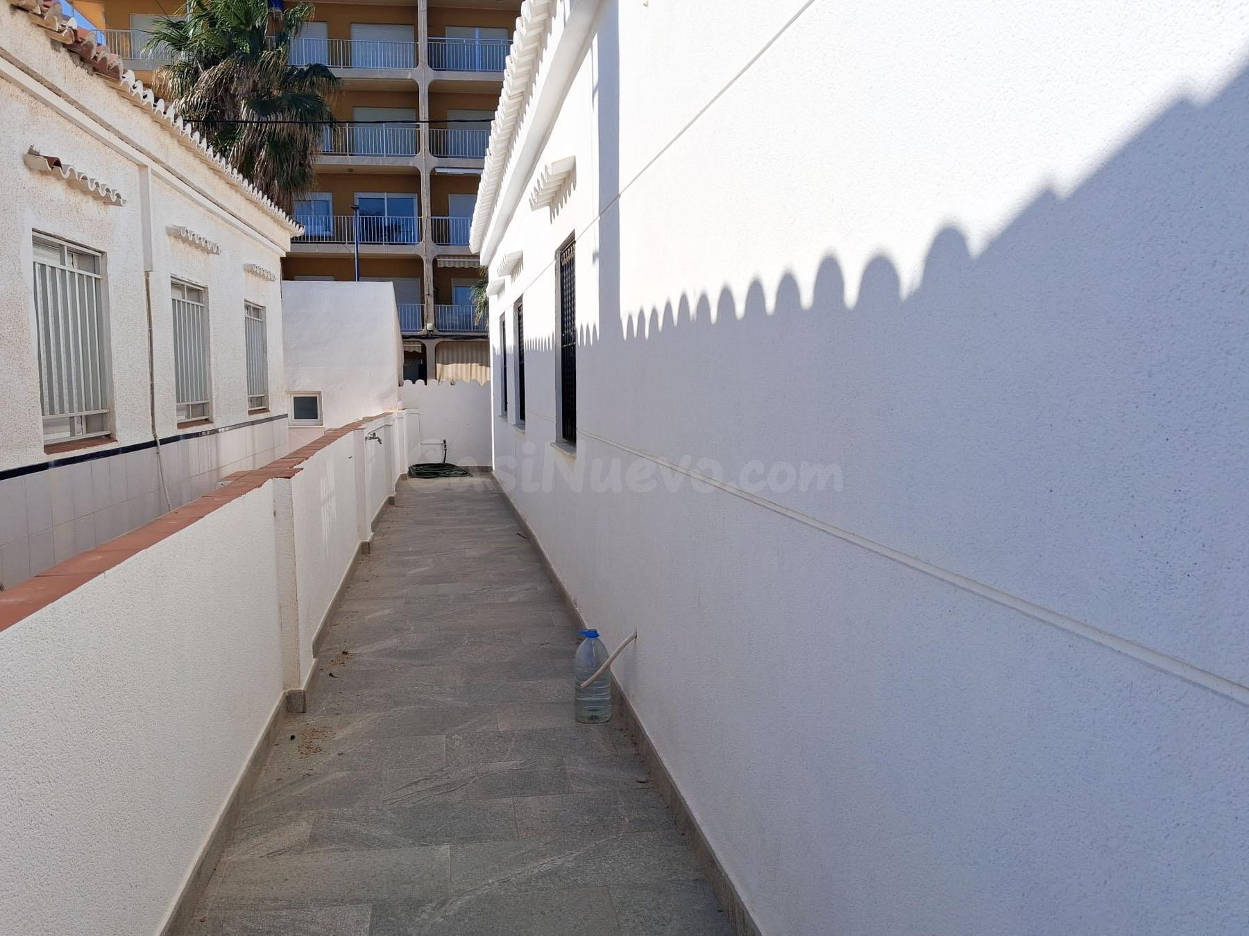 CHALET EN PLANTA BAJA SITUADO EN PRIMERA LÍNEA DE PLAYA - foto 2