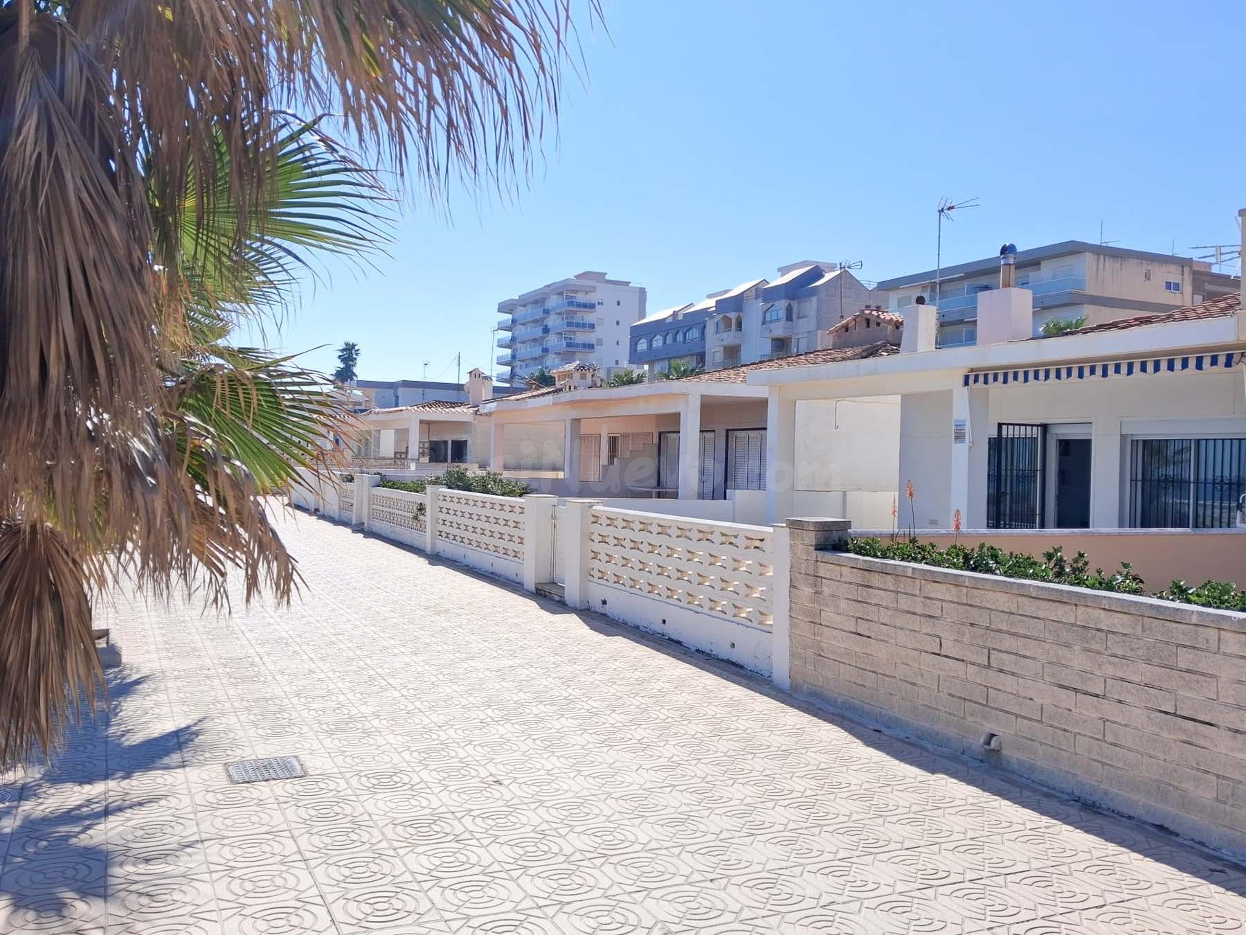 CHALET EN PLANTA BAJA SITUADO EN PRIMERA LÍNEA DE PLAYA - foto 4