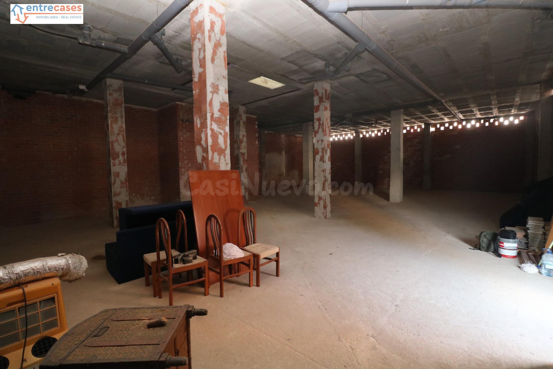 LOCAL ESQUINERO 255M2 MONCOFAR