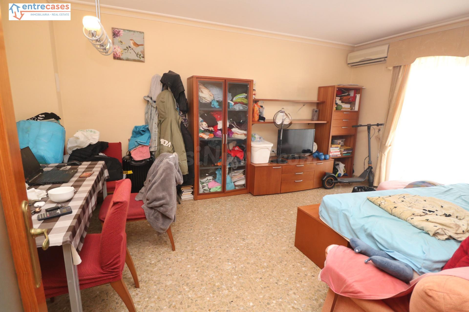 ¡Amplio piso de 3 habitaciones en Canet Pueblo! - foto 2