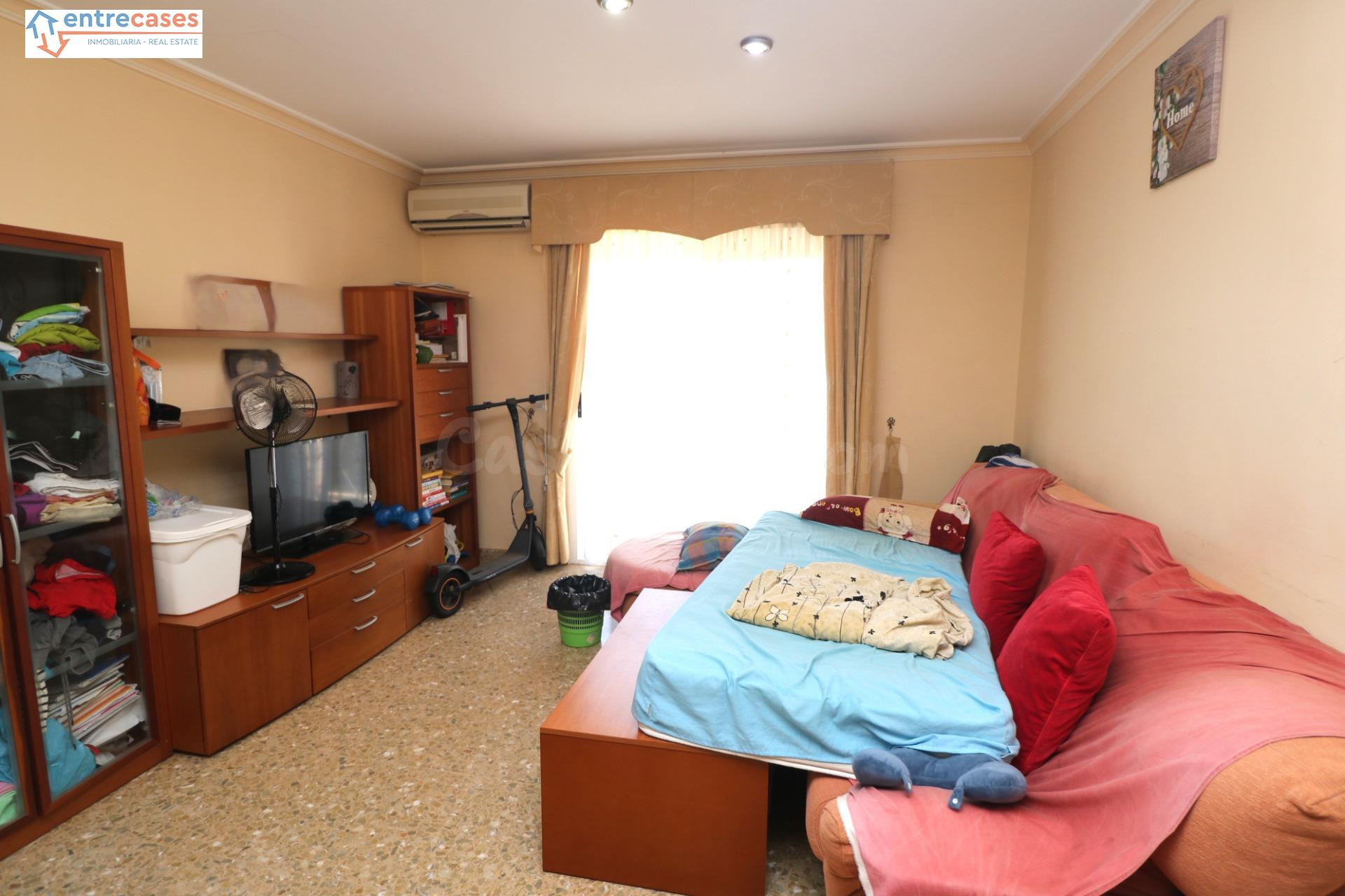 ¡Amplio piso de 3 habitaciones en Canet Pueblo! - foto 3