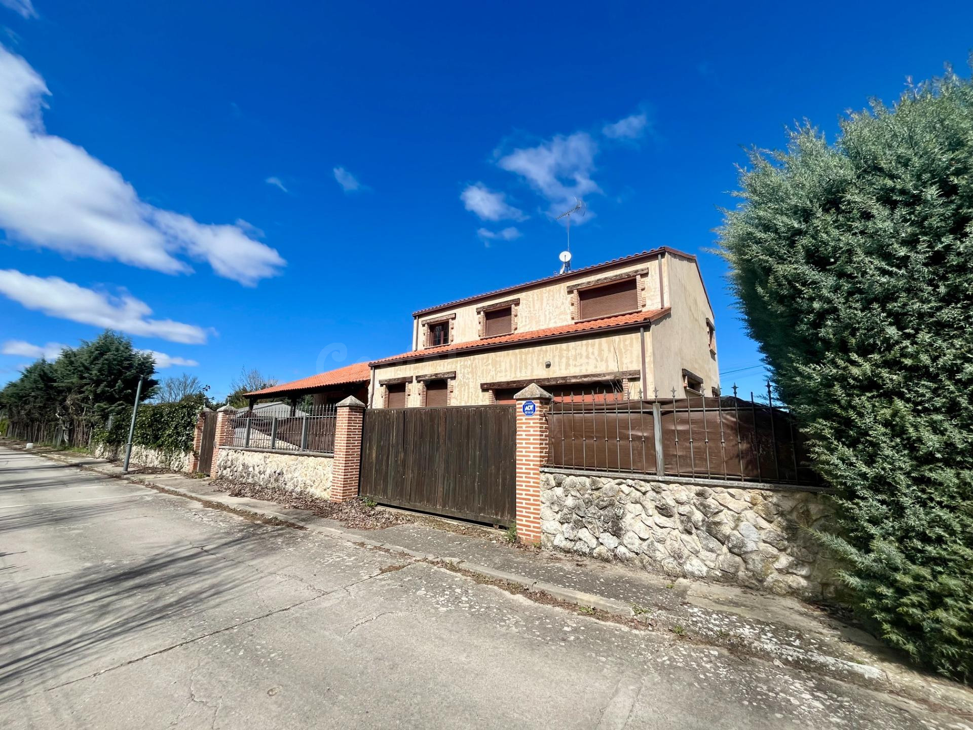 Chalet independiente en urbanización cerca de Tudela de Duer
