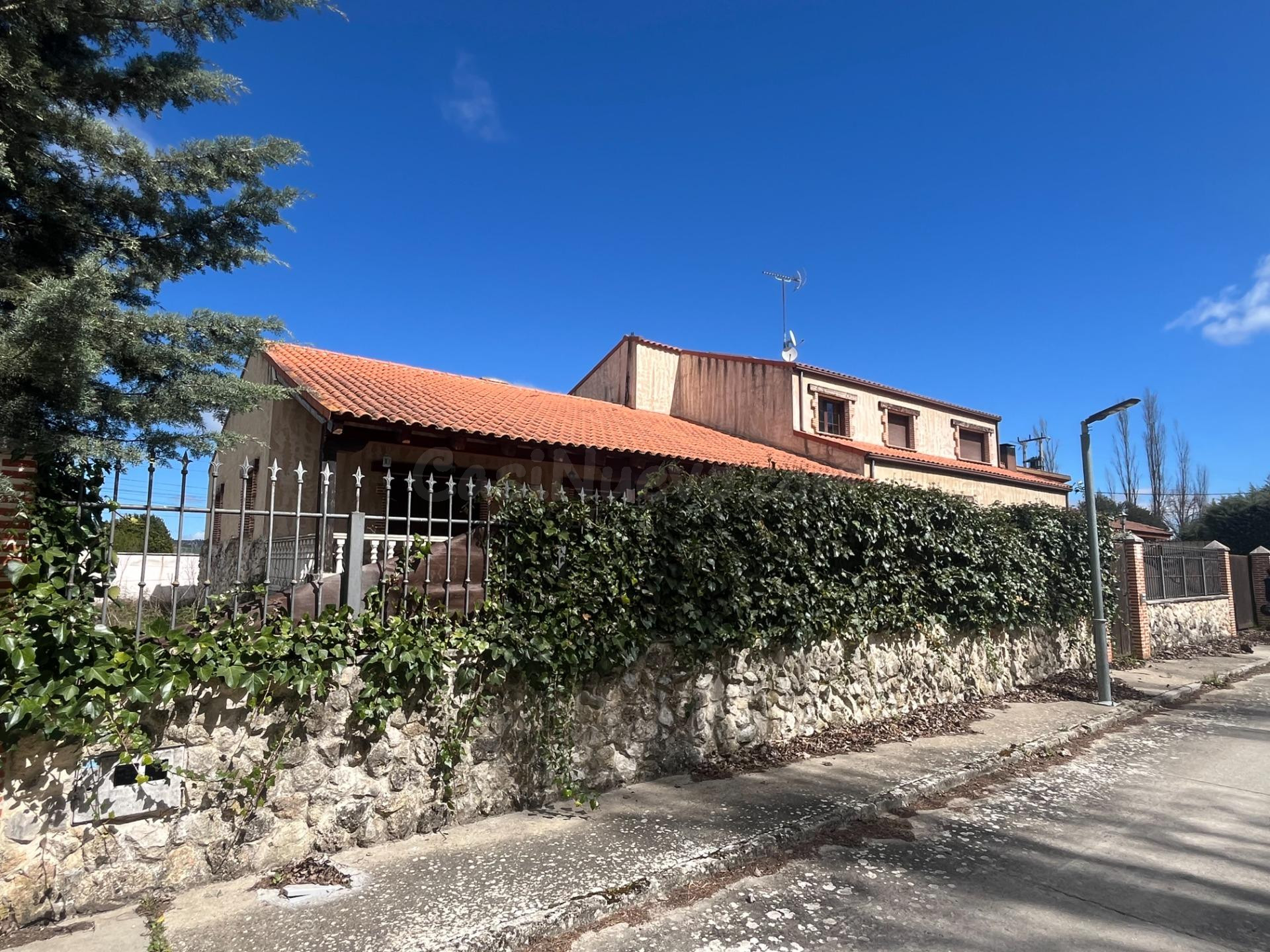 Chalet independiente en urbanización cerca de Tudela de Duer - foto 2