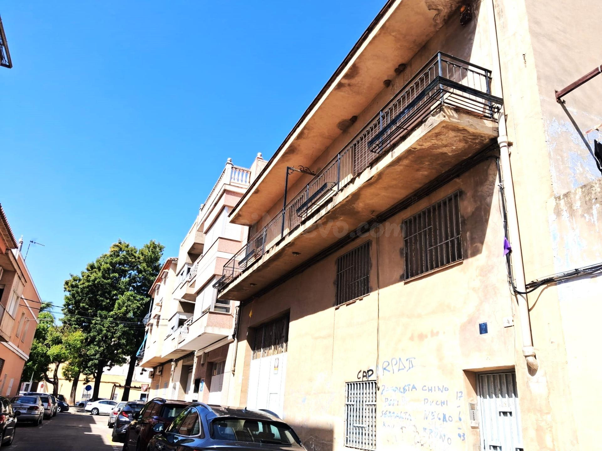Edificio en venta situado en zona tranquila rodeado de servi