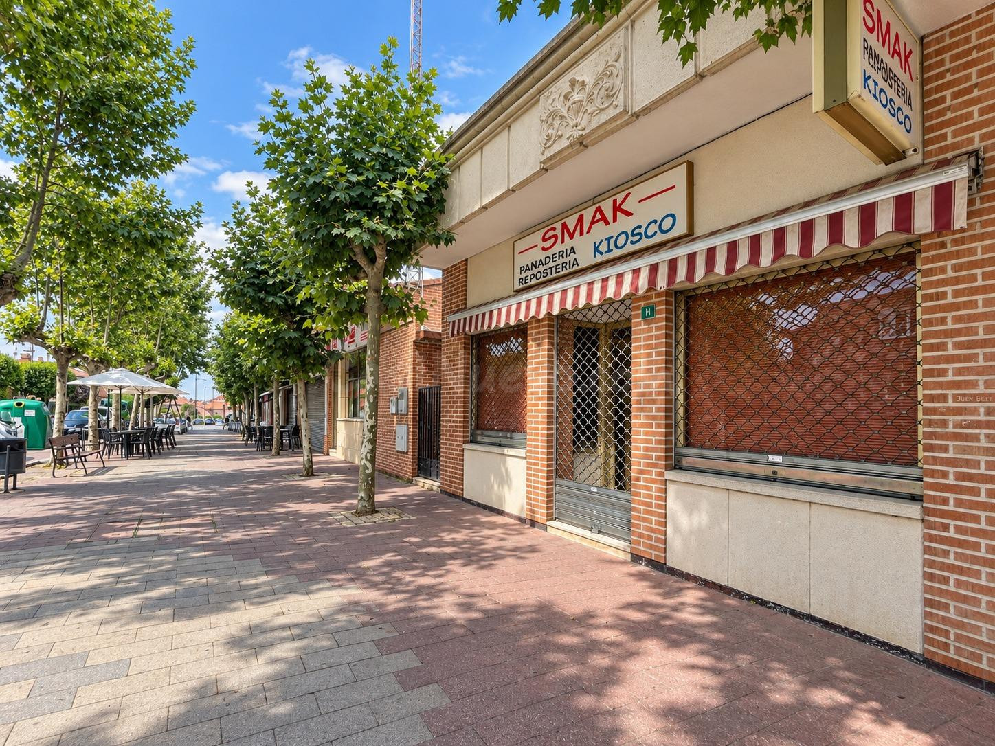 Local comercial con almacén en Ramón J. Sender, Laguna de Du
