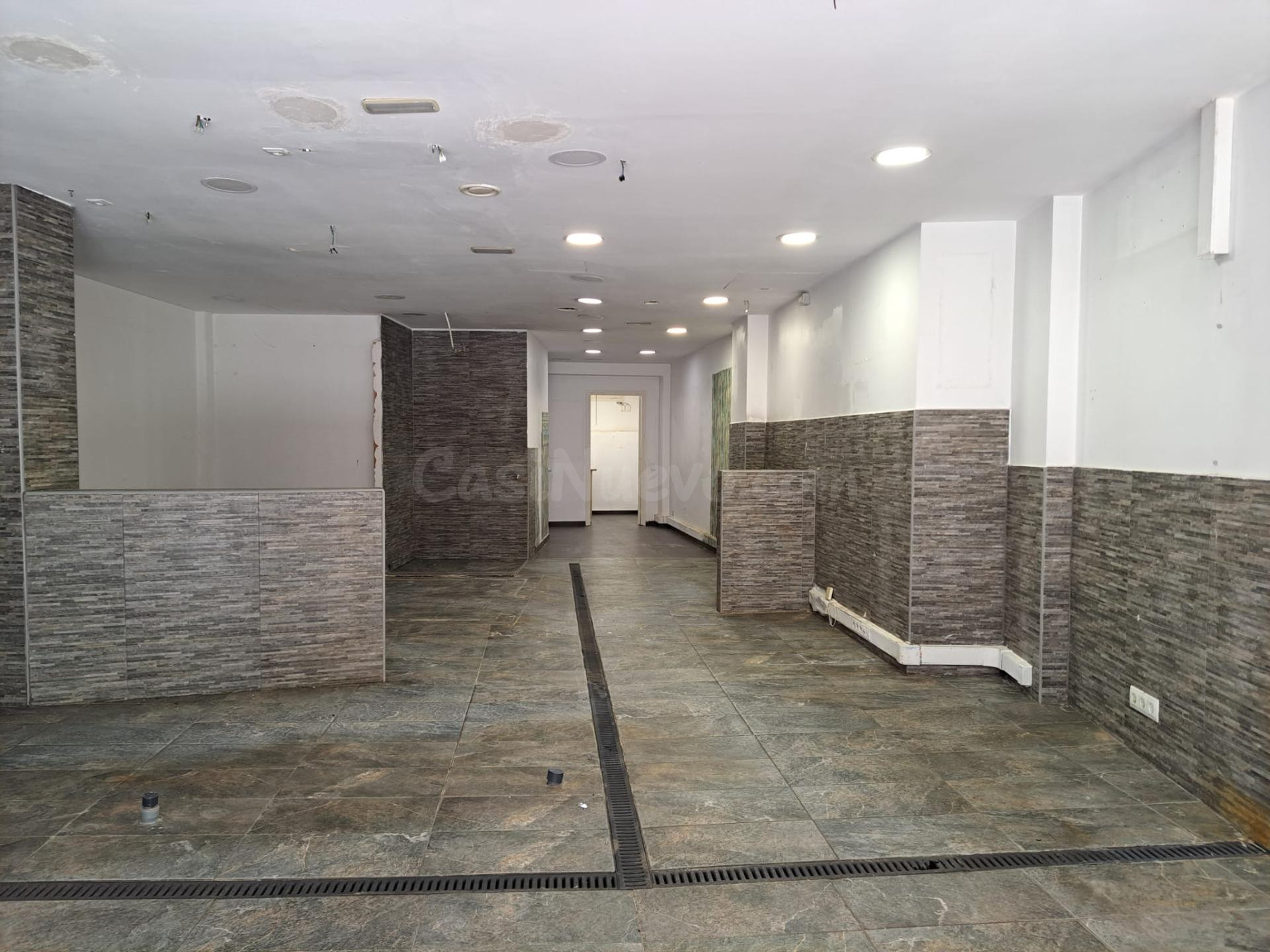 AMPLIO LOCAL COMERCIAL EN EL CENTRO DE LA VILA DE 100MTS.