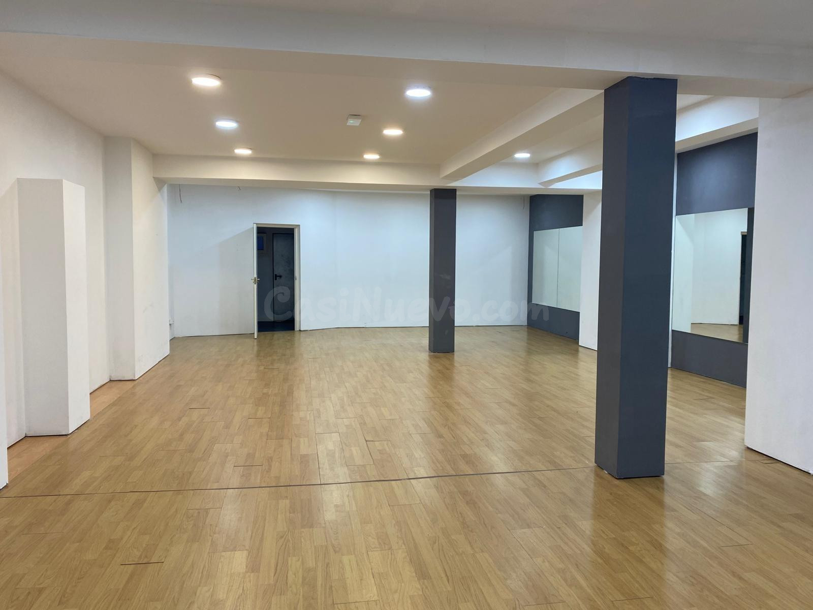 LOCAL COMERCIAL TOTALMENTE REFORMADO, INSONORIZADO, 1 BAÑO Y