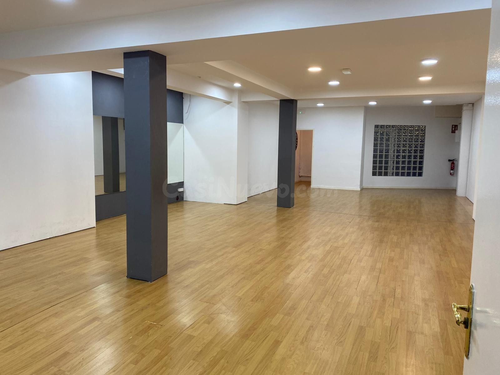 LOCAL COMERCIAL TOTALMENTE REFORMADO, INSONORIZADO, 1 BAÑO Y - foto 2