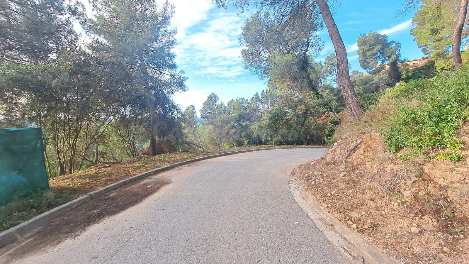 Parcela Urbana en Esparreguera: Oportunidad Única con Vistas - foto 3
