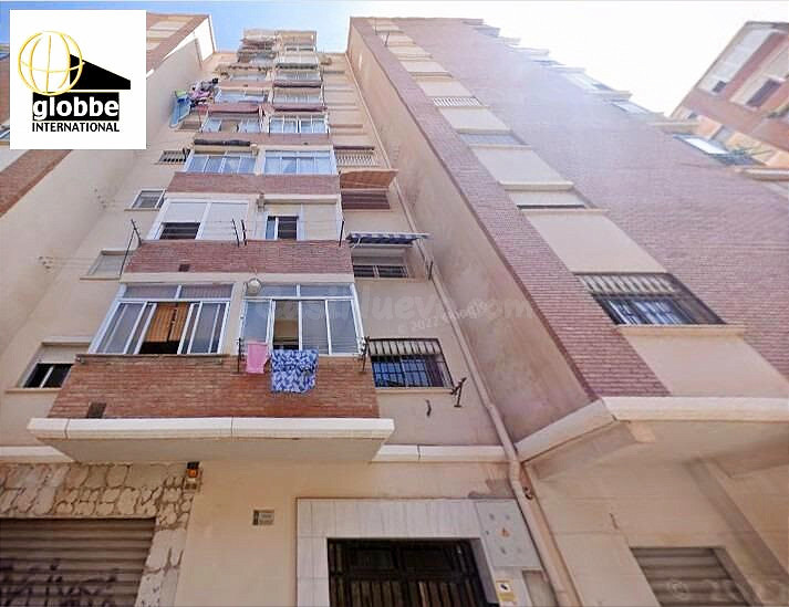 Oportunidad de Inversión en Málaga: Piso Esquina a Reformar